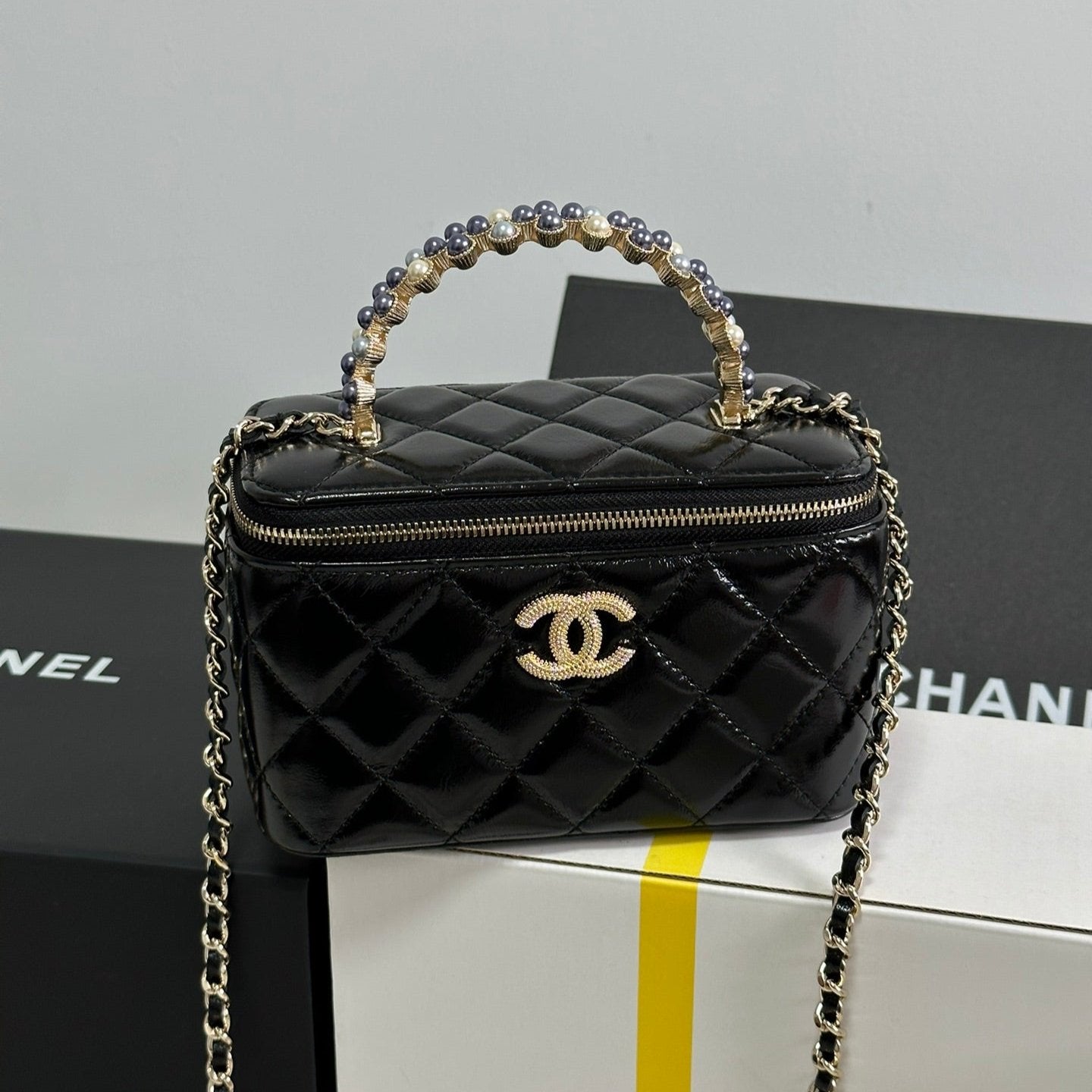 CHANEL VANITY CASE 18 IN BLACK SHINY LAMBSKIN WITH PEARL HANDLE
