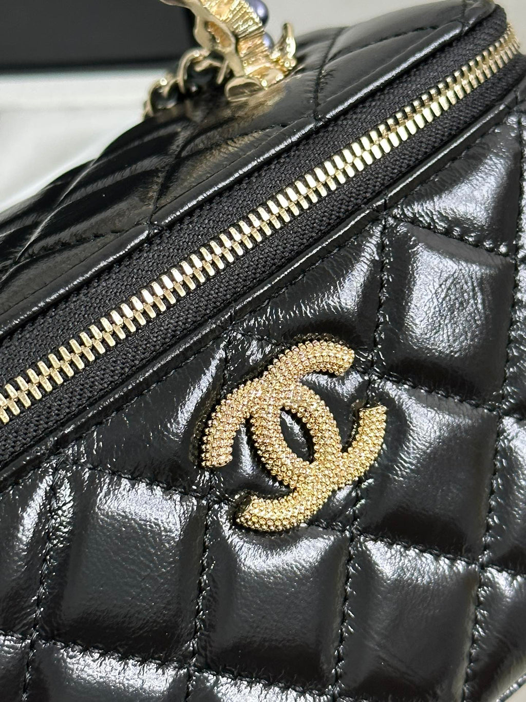 CHANEL VANITY CASE 18 IN BLACK SHINY LAMBSKIN WITH PEARL HANDLE
