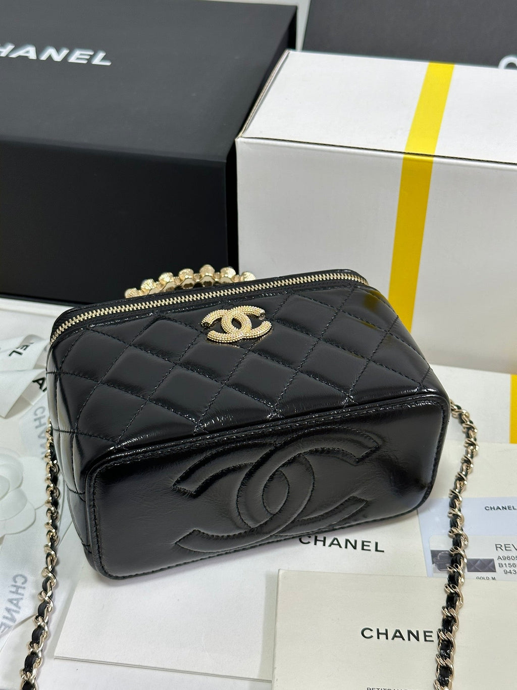 CHANEL VANITY CASE 18 IN BLACK SHINY LAMBSKIN WITH PEARL HANDLE