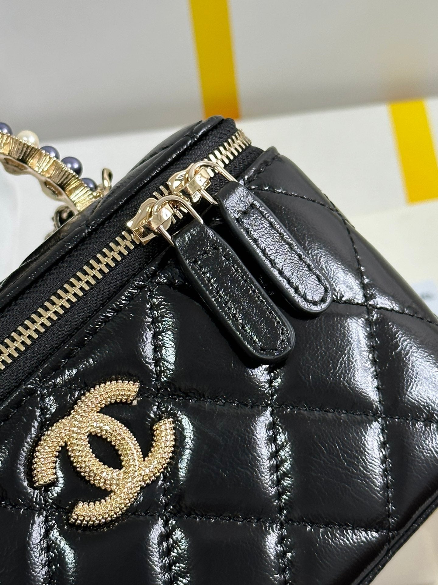 CHANEL VANITY CASE 18 IN BLACK SHINY LAMBSKIN WITH PEARL HANDLE