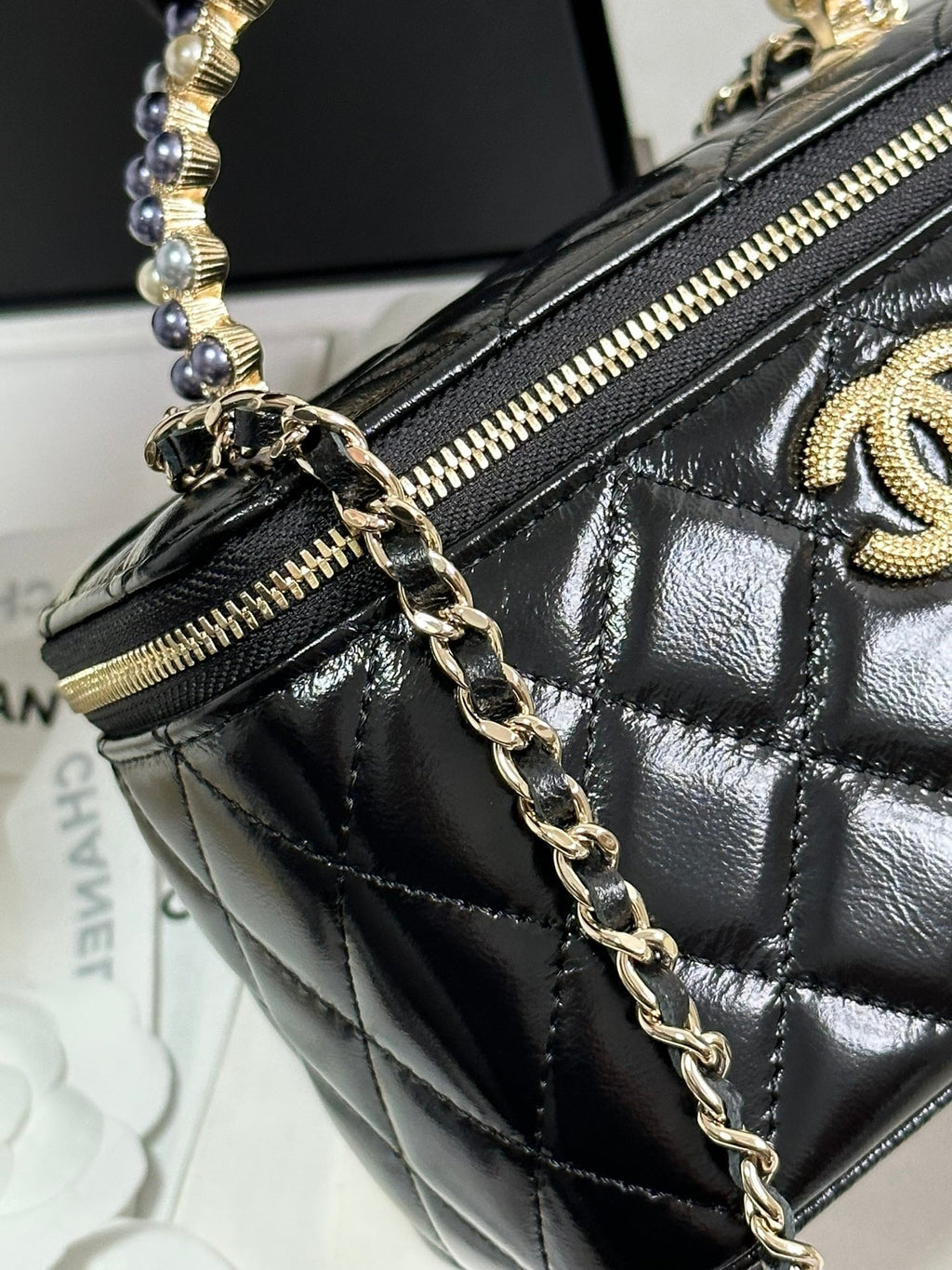CHANEL VANITY CASE 18 IN BLACK SHINY LAMBSKIN WITH PEARL HANDLE