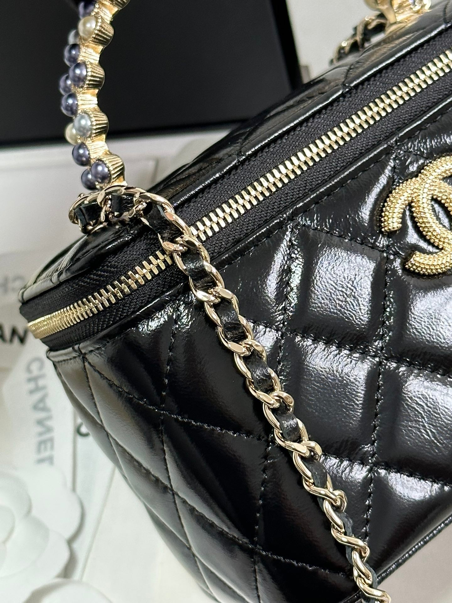CHANEL VANITY CASE 18 IN BLACK SHINY LAMBSKIN WITH PEARL HANDLE