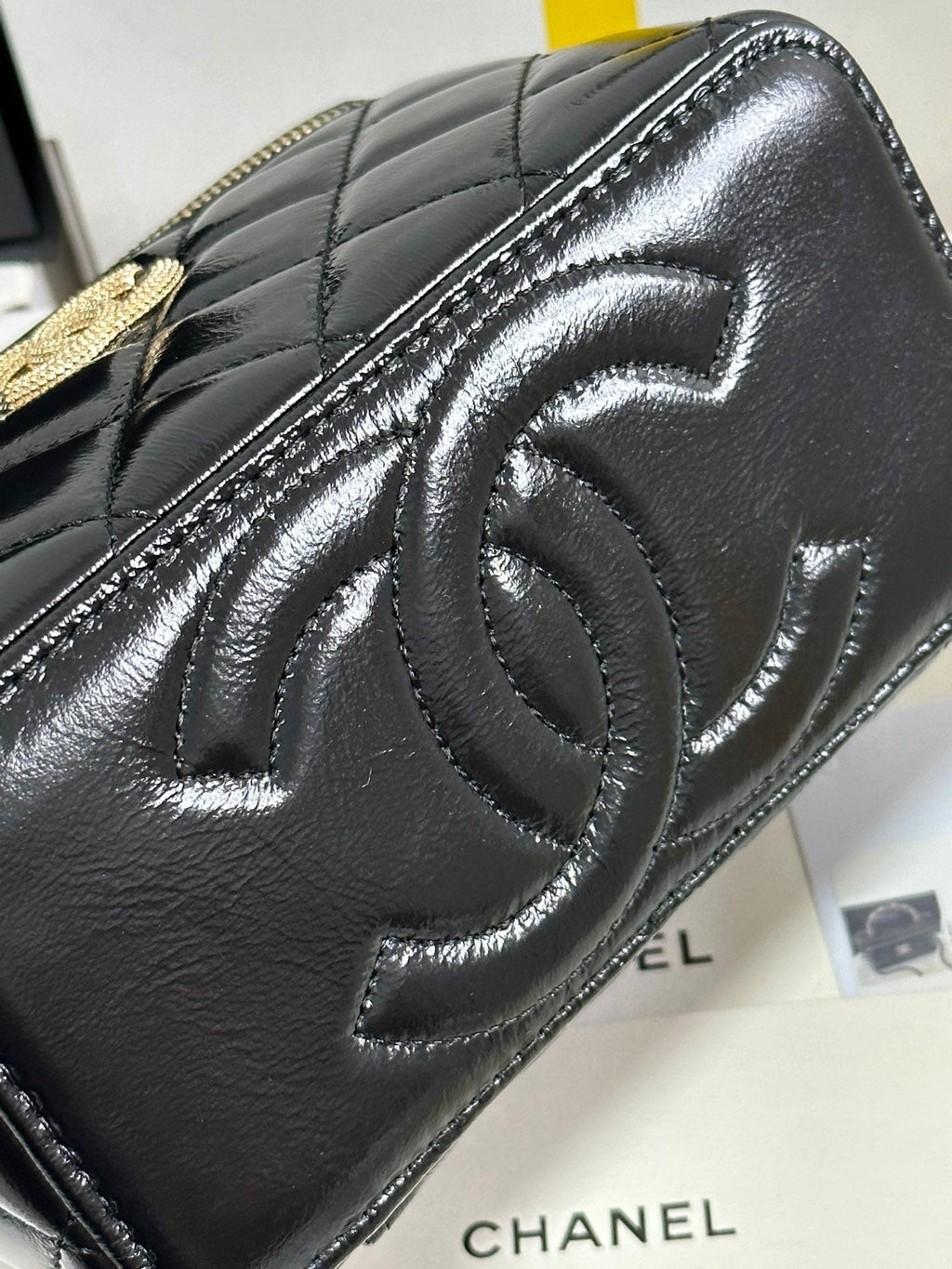 CHANEL VANITY CASE 18 IN BLACK SHINY LAMBSKIN WITH PEARL HANDLE