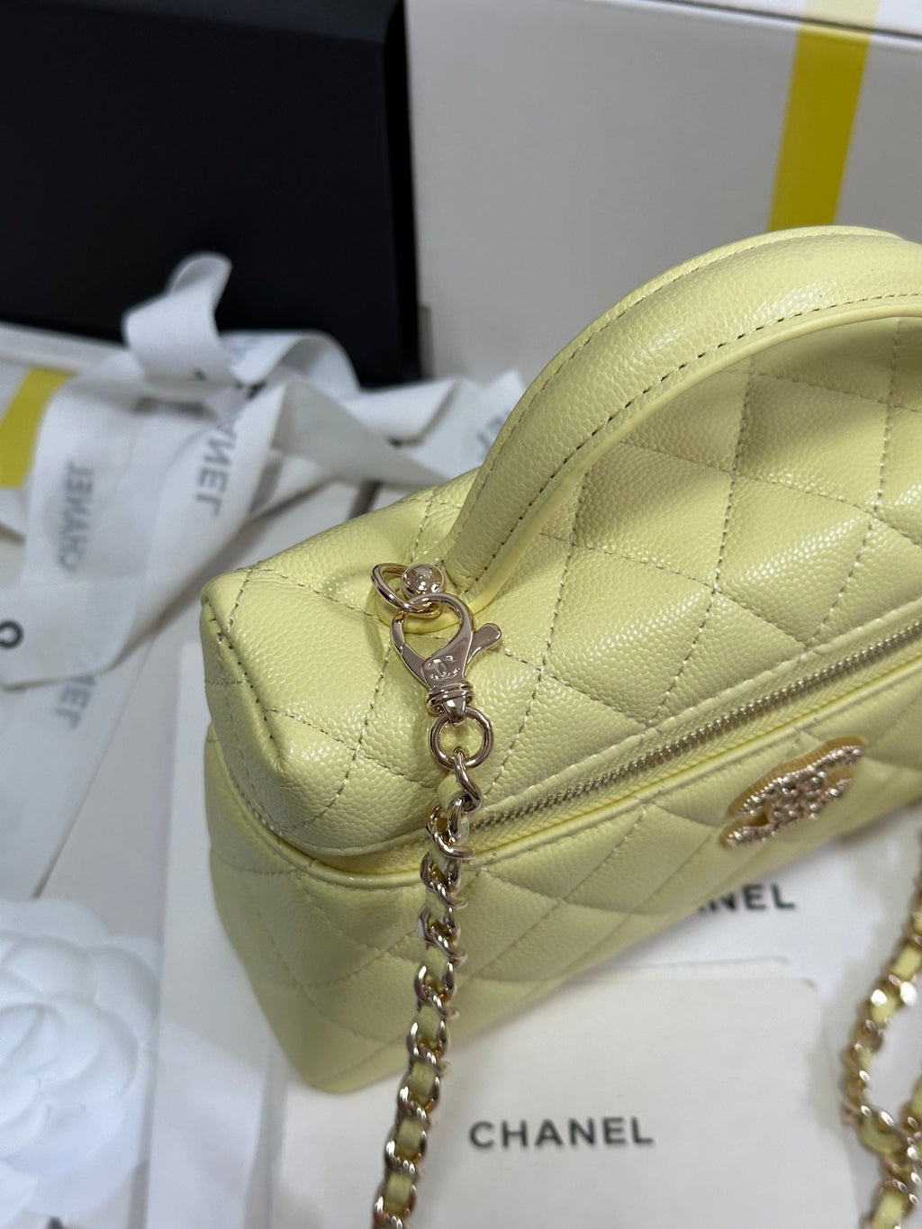 CHANEL STRASS VANITY QUILTED CASE 19 IN YELLOW CALFSKIN WITH GOLD METALLIC