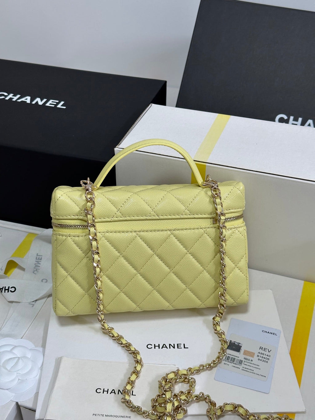 CHANEL STRASS VANITY QUILTED CASE 19 IN YELLOW CALFSKIN WITH GOLD METALLIC