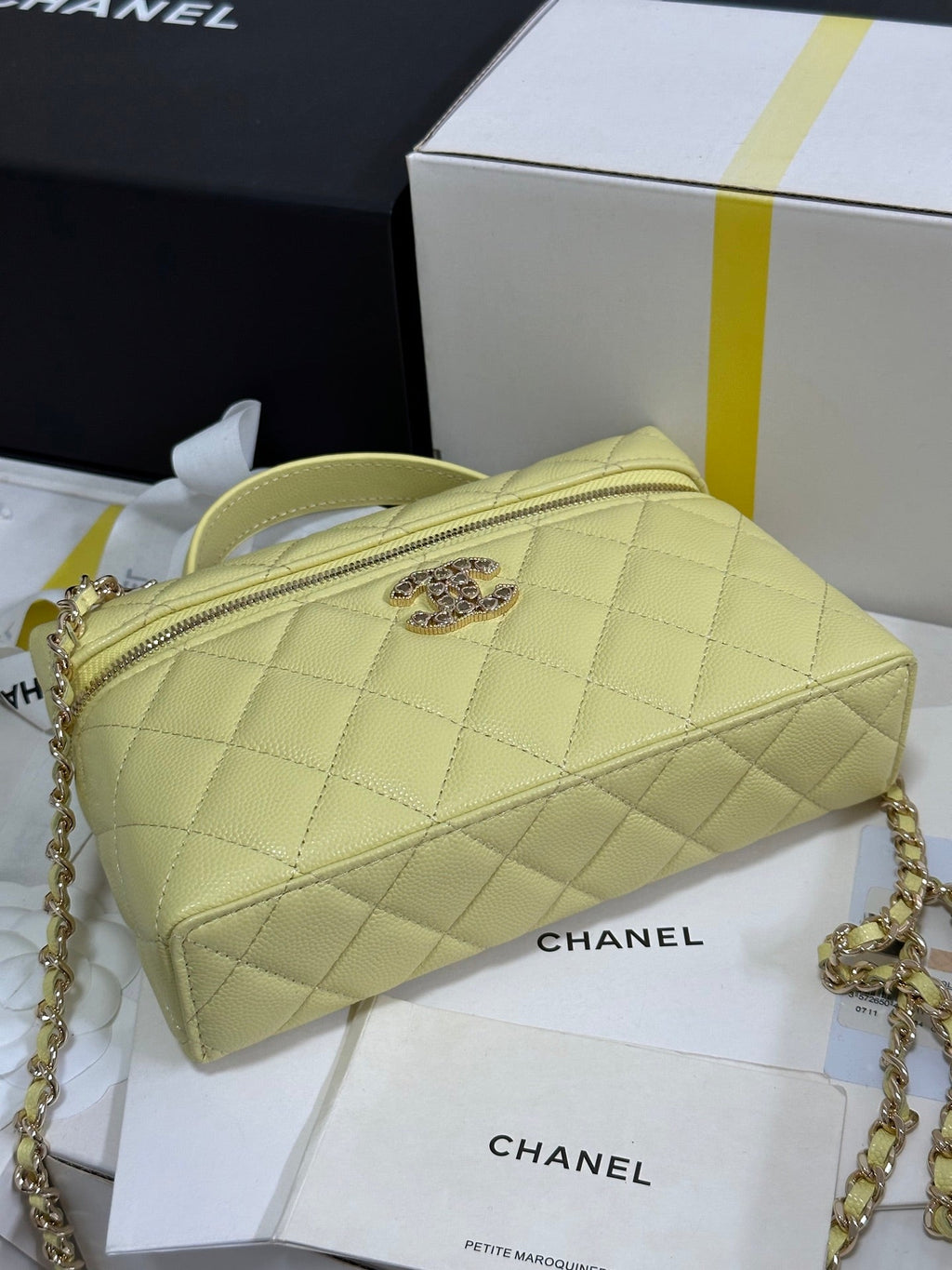 CHANEL STRASS VANITY QUILTED CASE 19 IN YELLOW CALFSKIN WITH GOLD METALLIC