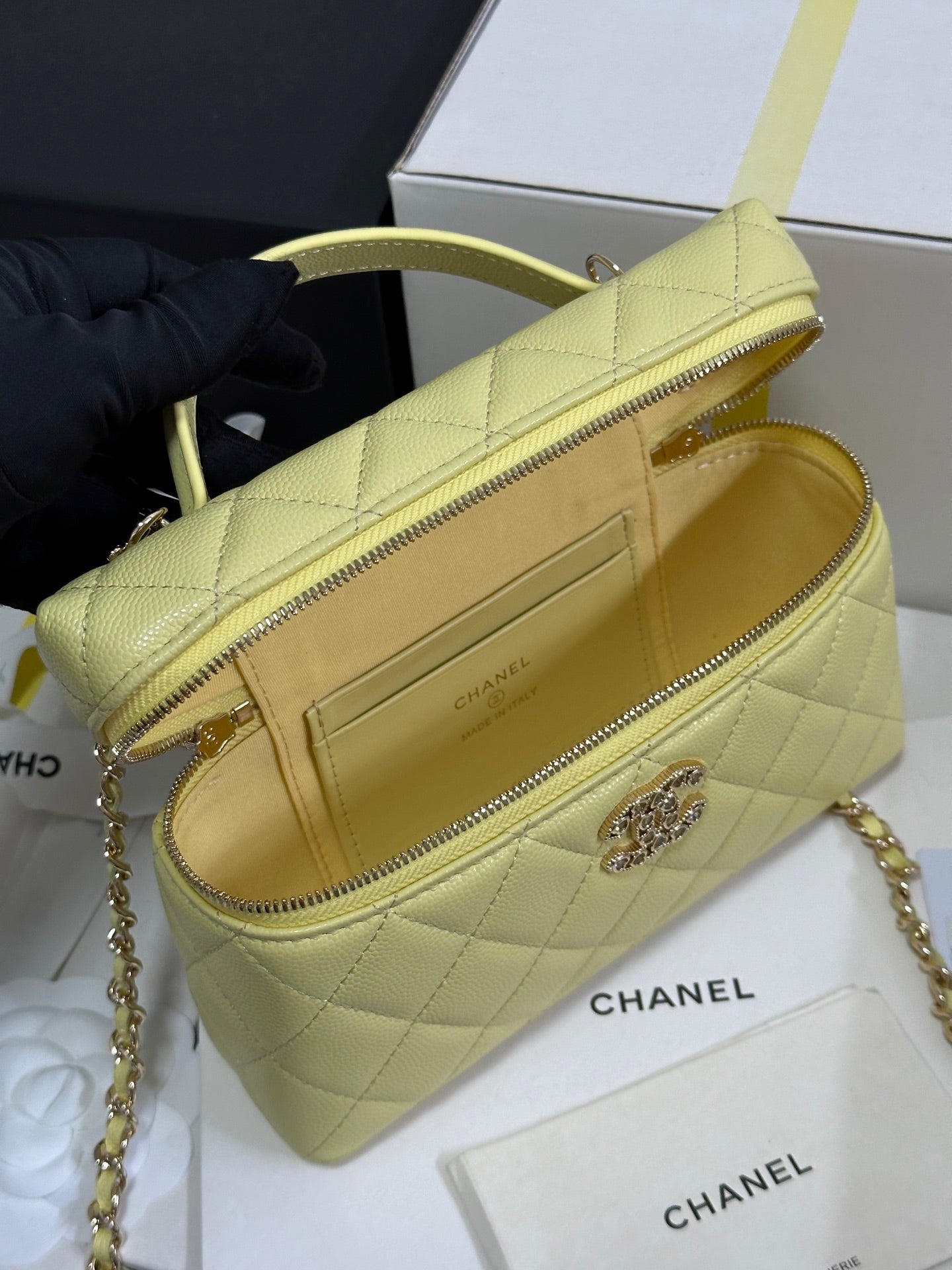CHANEL STRASS VANITY QUILTED CASE 19 IN YELLOW CALFSKIN WITH GOLD METALLIC