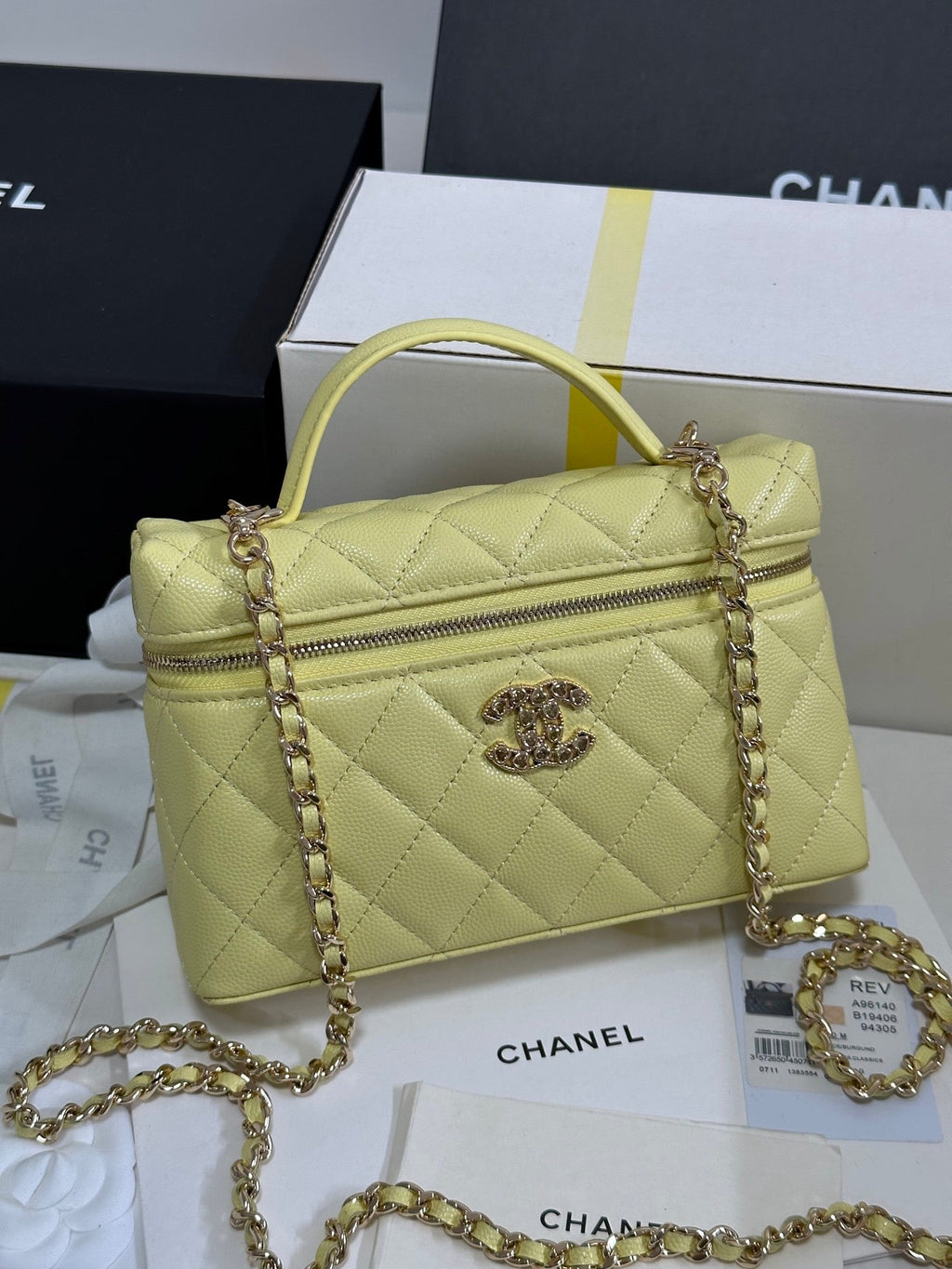 CHANEL STRASS VANITY QUILTED CASE 19 IN YELLOW CALFSKIN WITH GOLD METALLIC