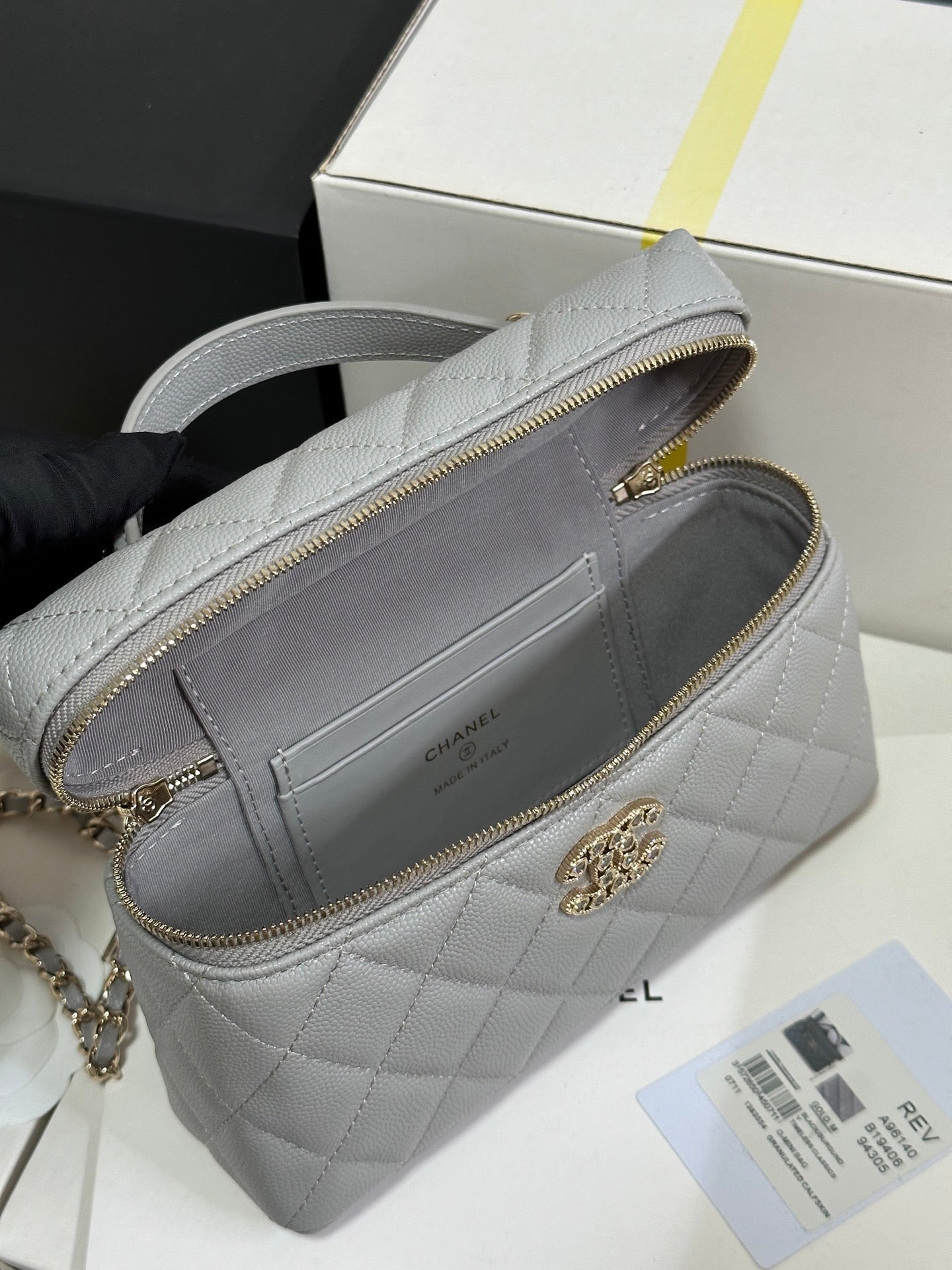 CHANEL STRASS VANITY QUILTED CASE 19 IN GREY CALFSKIN WITH GOLD METALLIC