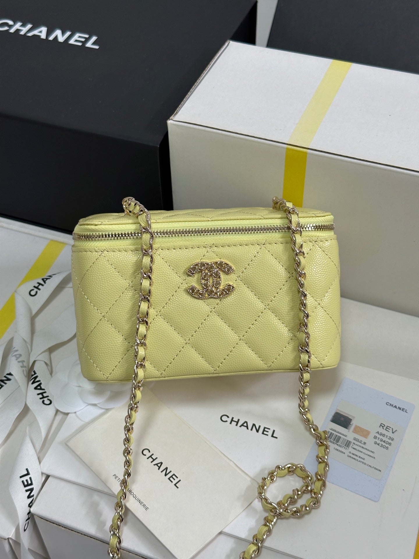 CHANEL VANITY CASE 17 CRYSTAL STUDDED LOGO IN YELLOW CALFSKIN GOLD HARDWARE