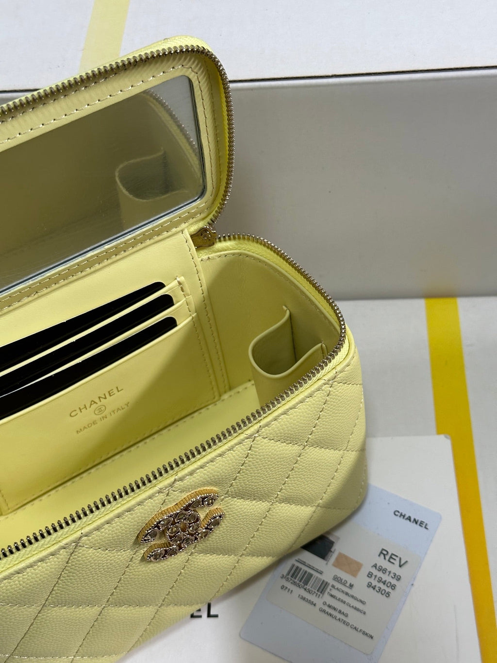 CHANEL VANITY CASE 17 CRYSTAL STUDDED LOGO IN YELLOW CALFSKIN GOLD HARDWARE