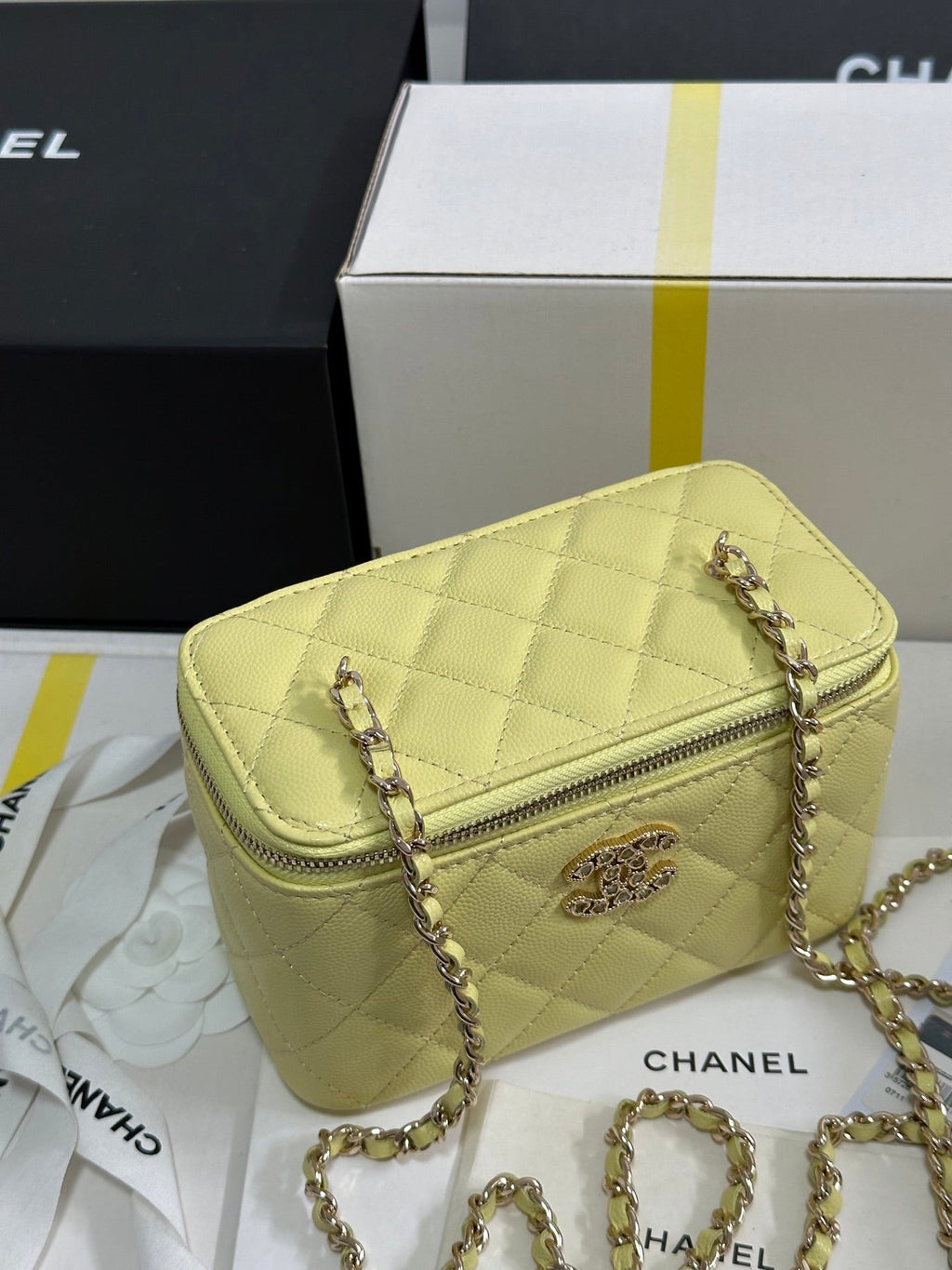 CHANEL VANITY CASE 17 CRYSTAL STUDDED LOGO IN YELLOW CALFSKIN GOLD HARDWARE