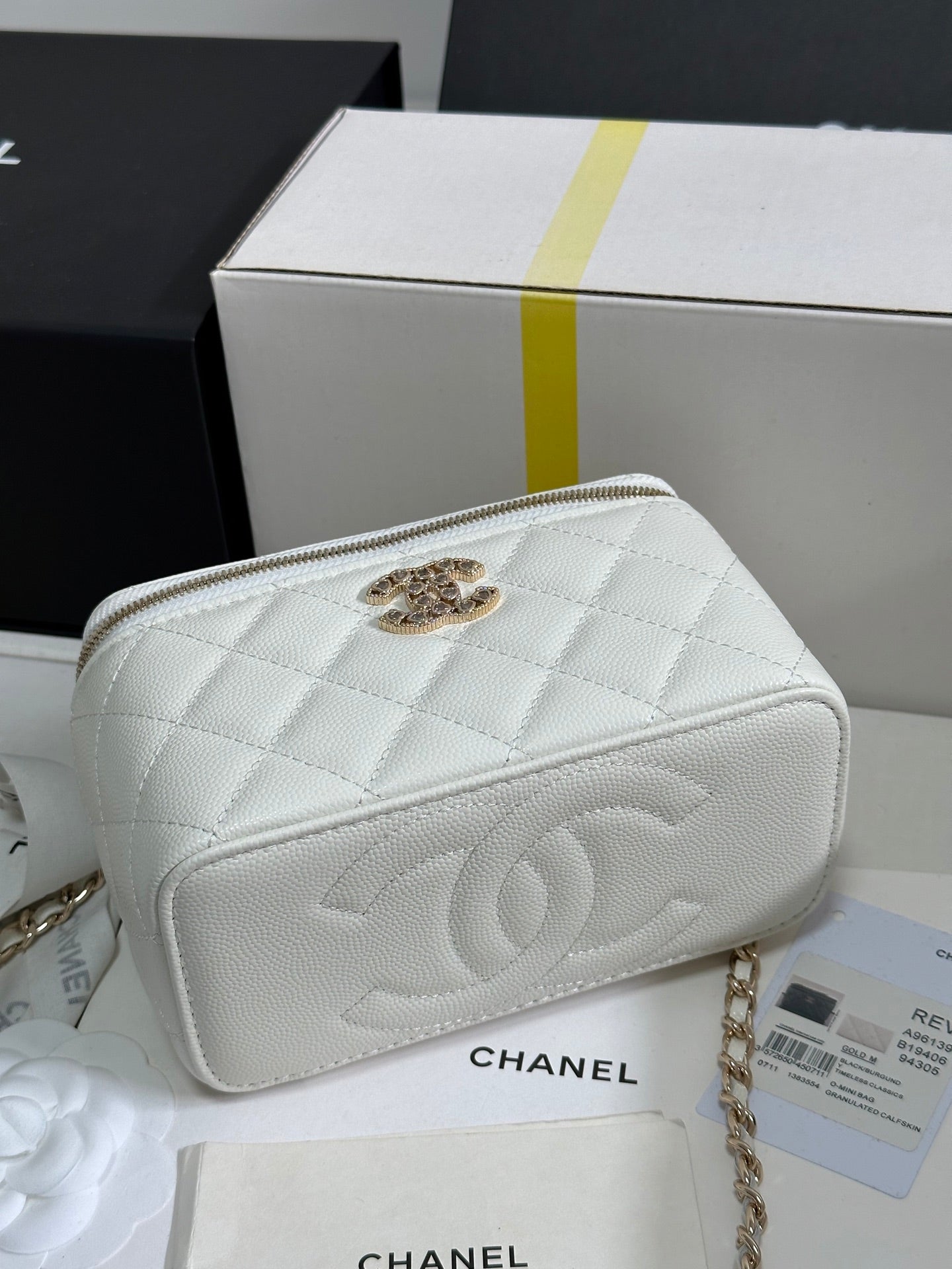 CHANEL VANITY CASE 17 CRYSTAL STUDDED LOGO IN WHITE CALFSKIN GOLD HARDWARE
