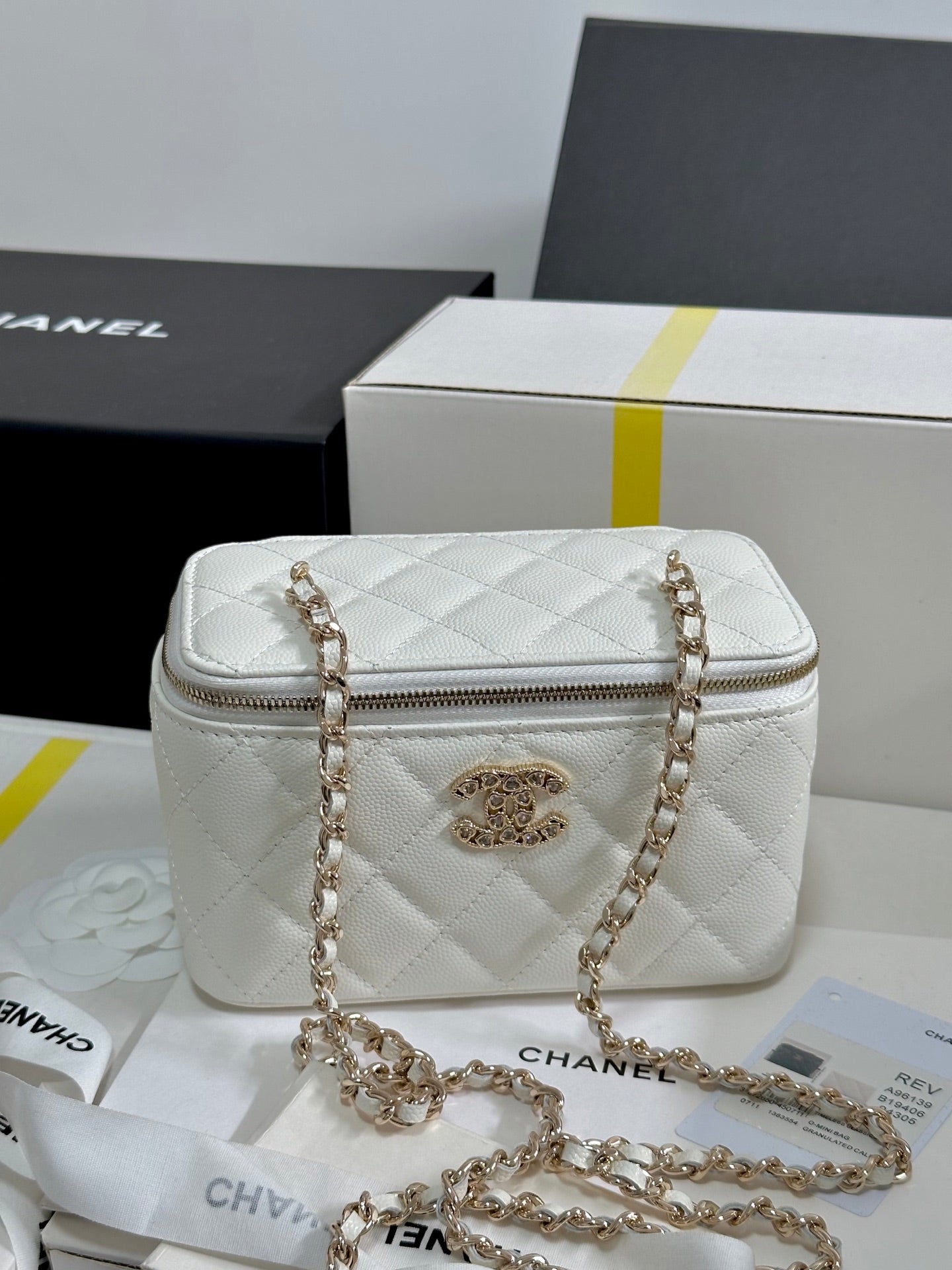 CHANEL VANITY CASE 17 CRYSTAL STUDDED LOGO IN WHITE CALFSKIN GOLD HARDWARE