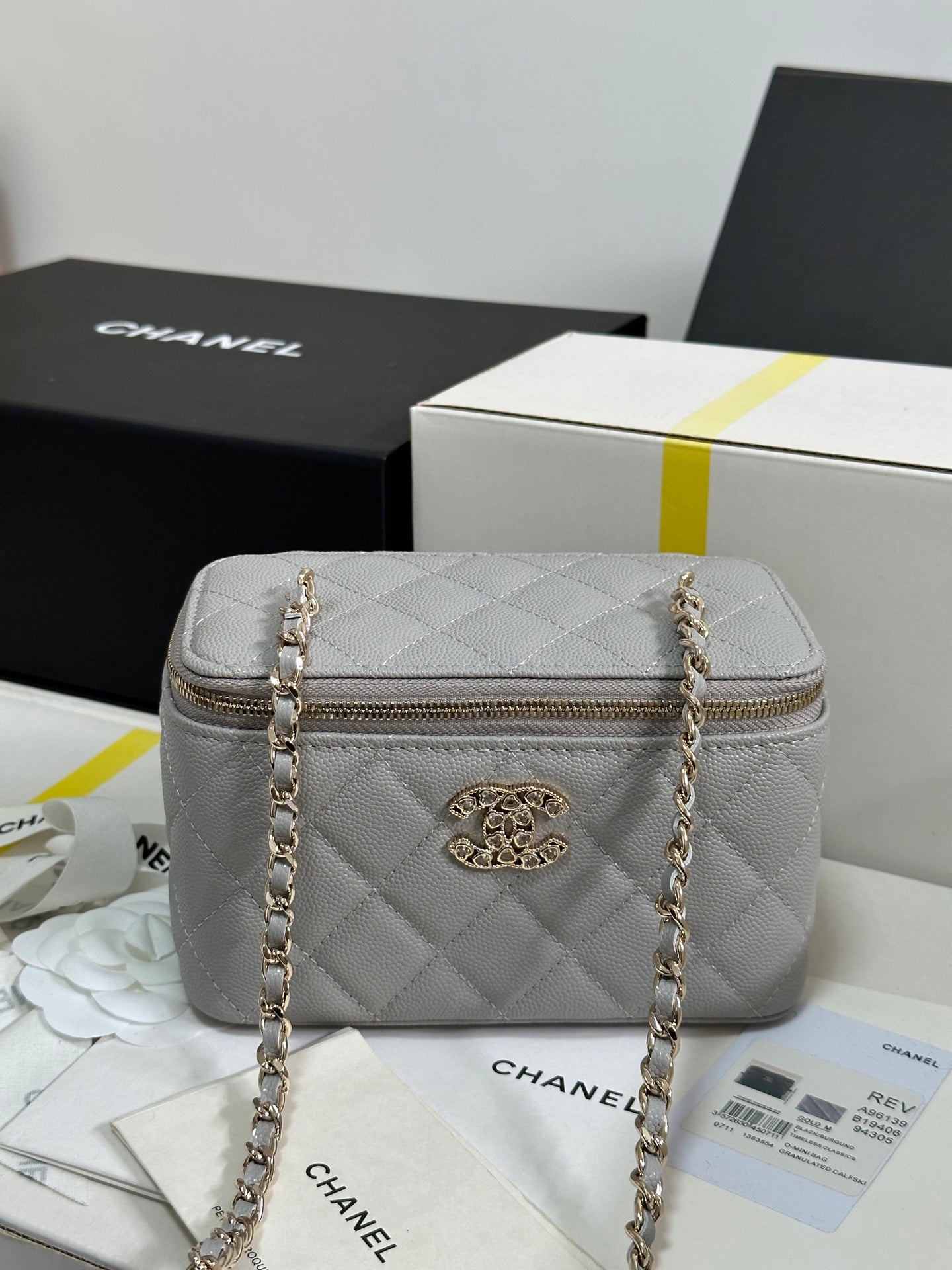 CHANEL VANITY CASE 17 CRYSTAL STUDDED LOGO IN GREY CALFSKIN GOLD HARDWARE