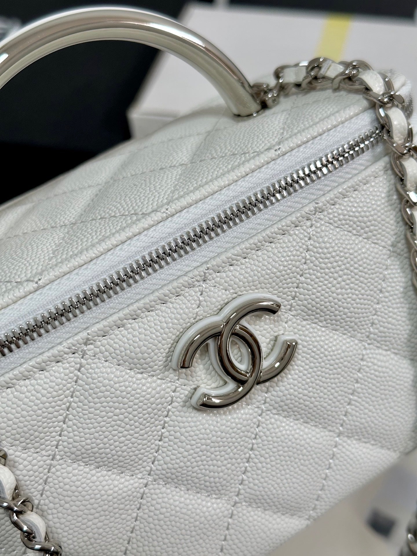 CHANEL MINI VANITY TOP HANDLE CASE 17 IN WHITE CAVIAR SKIN SILVER-TONE PLATED METAL
