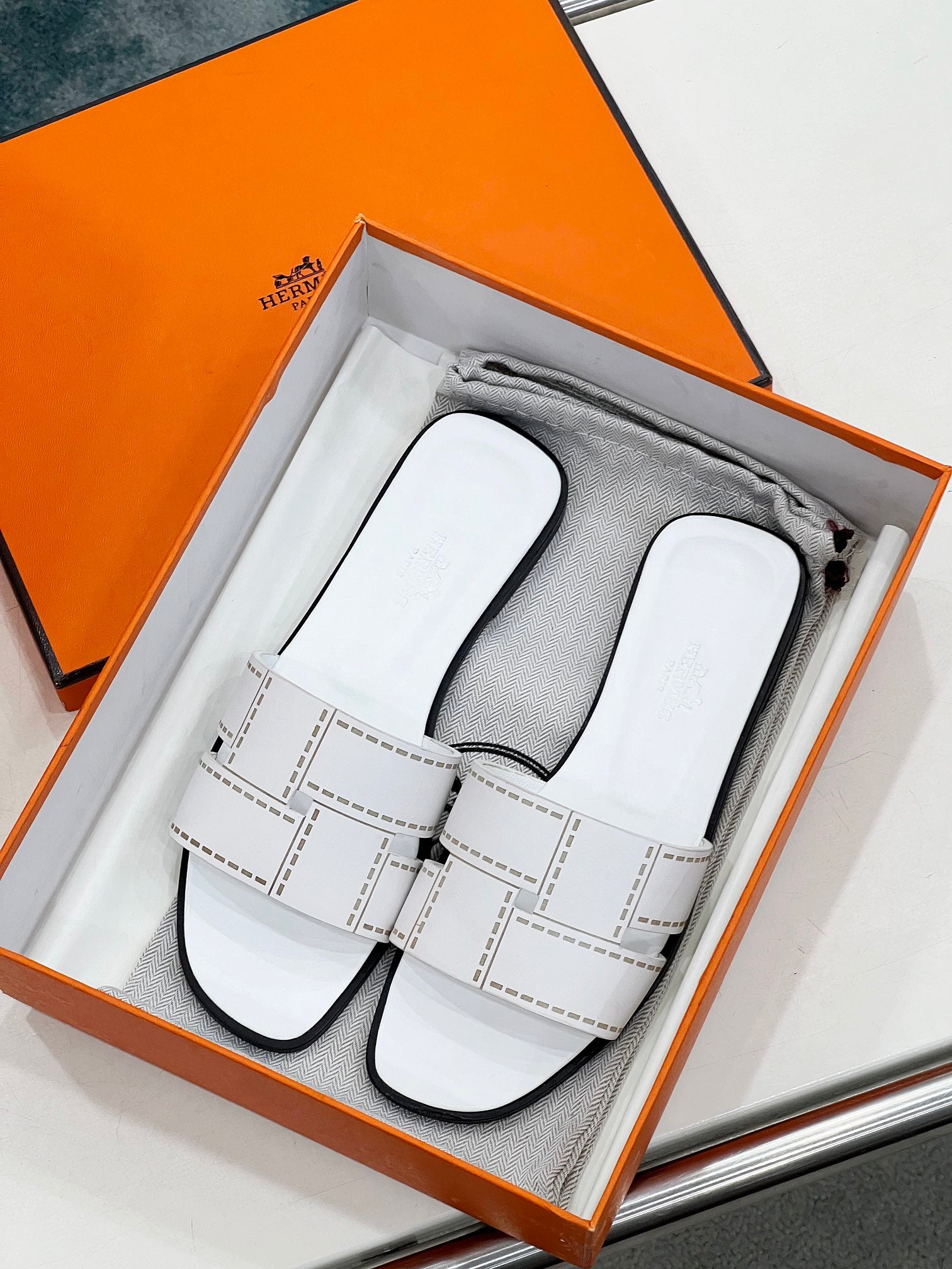 HERMES IDIOMA SANDAL IN WHITE CALFSKIN