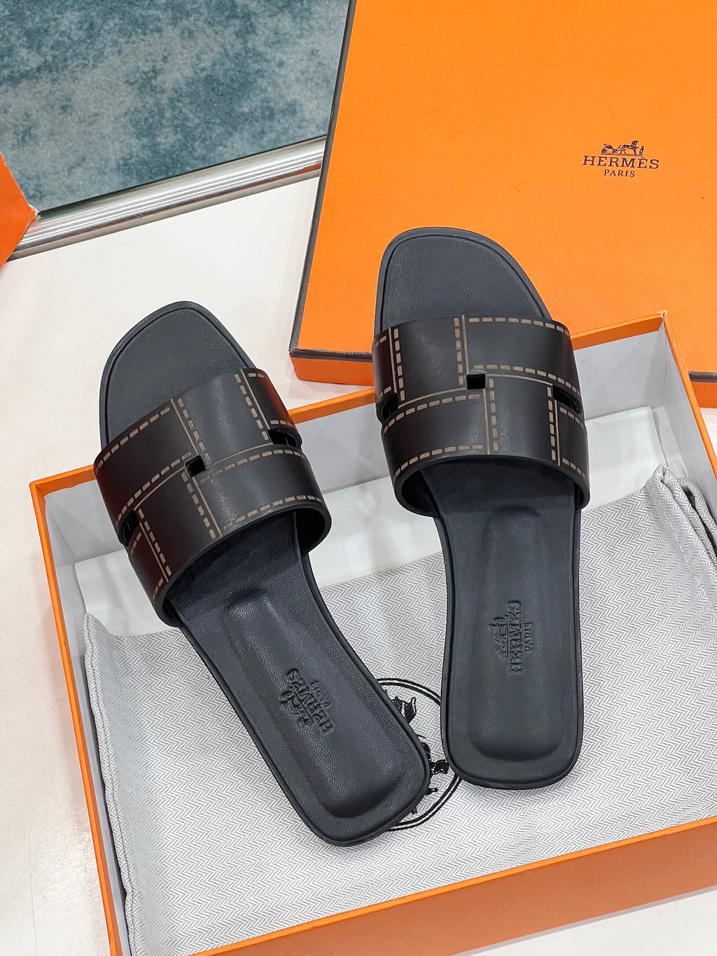 HERMES IDIOMA SANDAL IN BLACK CALFSKIN
