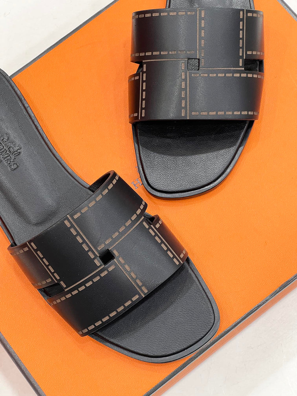 HERMES IDIOMA SANDAL IN BLACK CALFSKIN