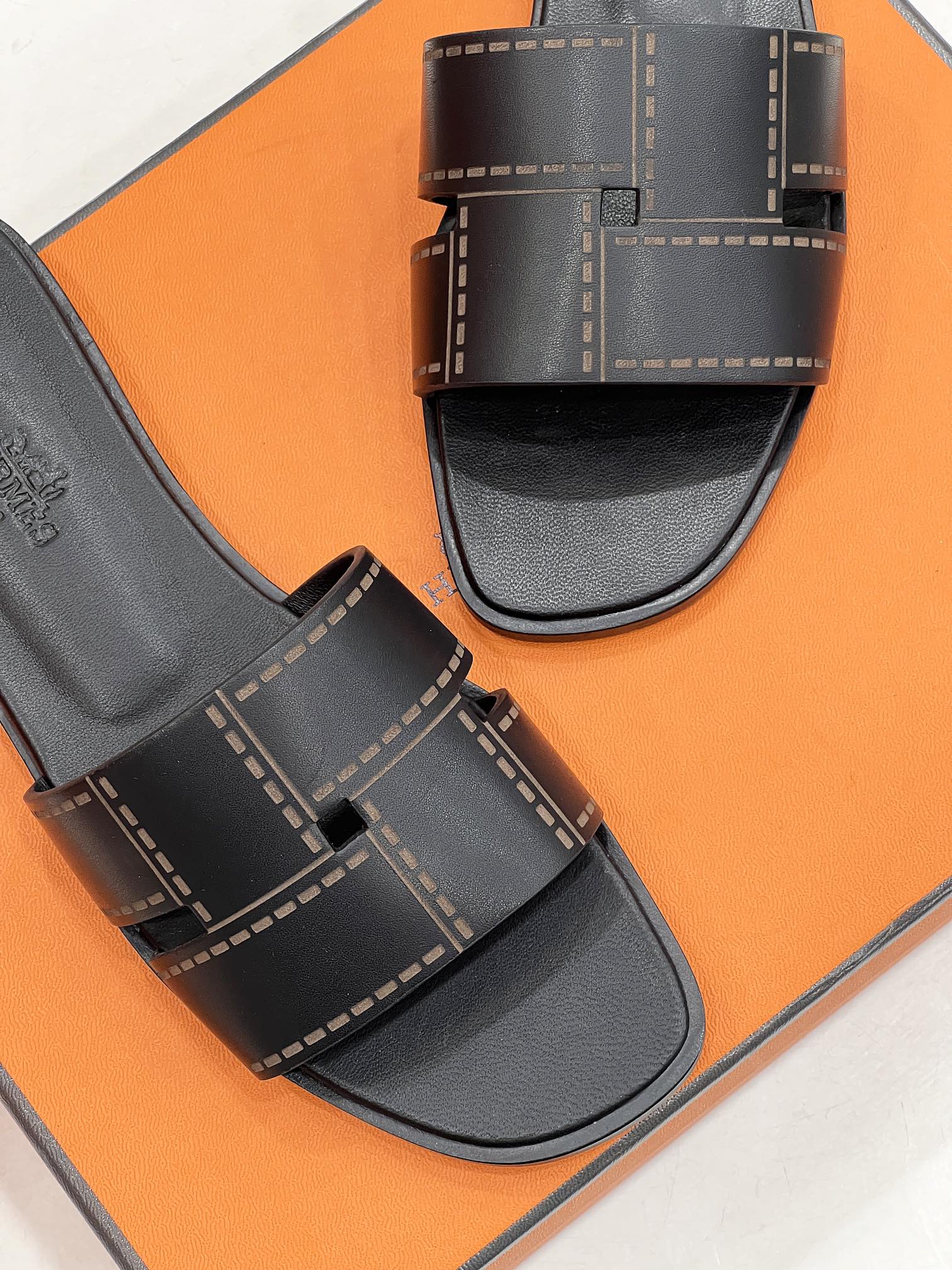 HERMES IDIOMA SANDAL IN BLACK CALFSKIN