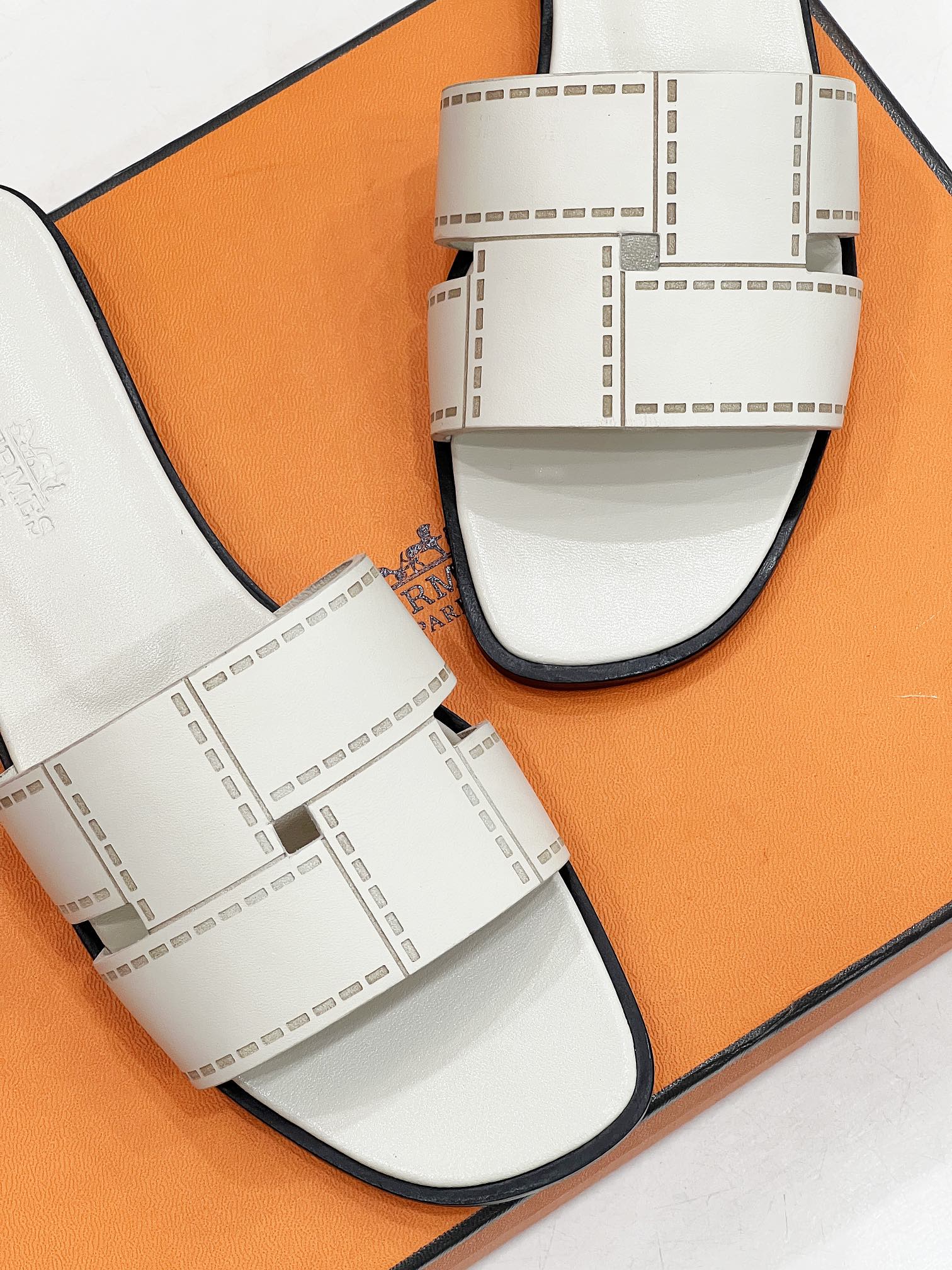 HERMES IDIOMA SANDAL IN WHITE CREAM CALFSKIN
