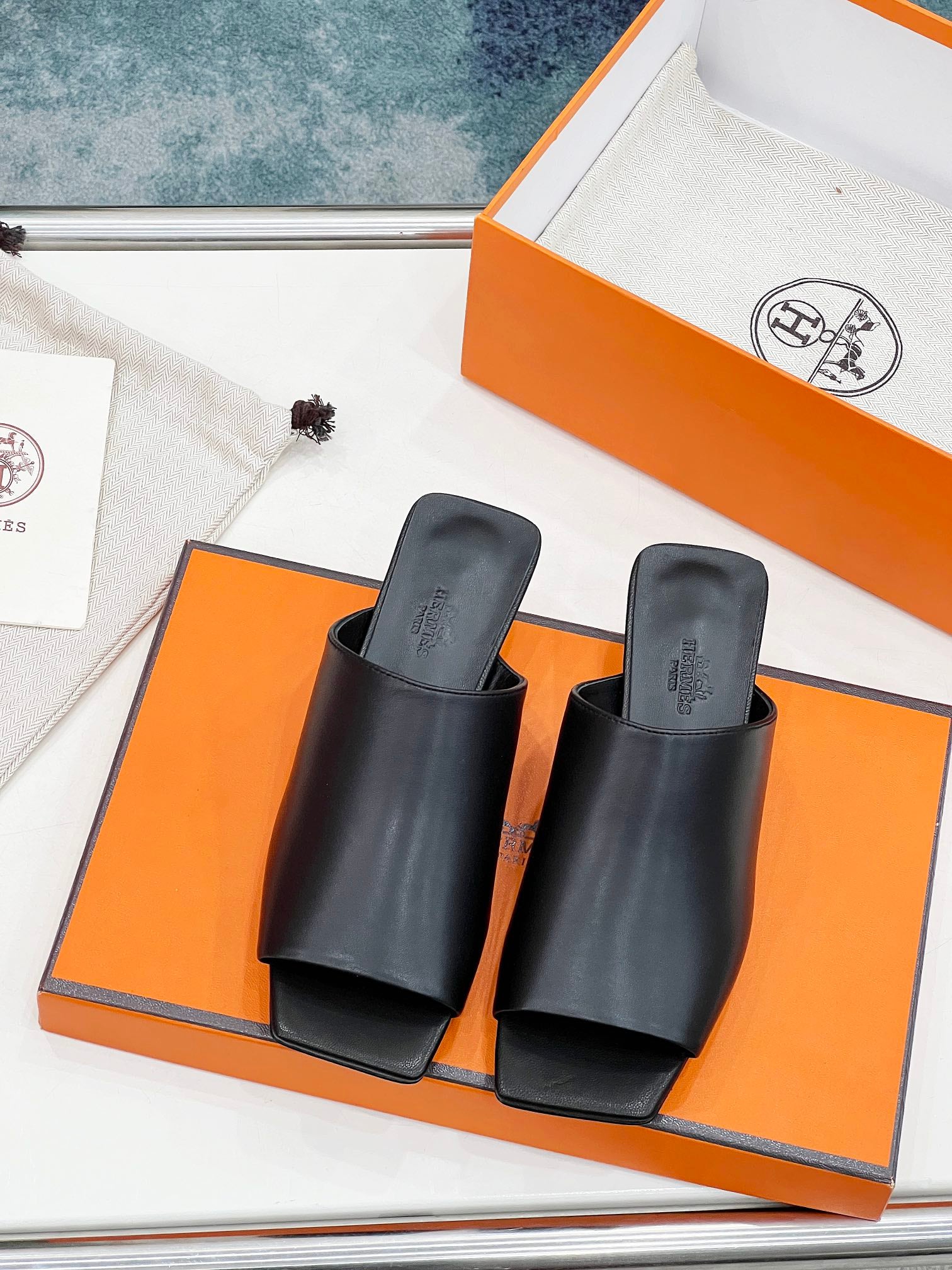 HERMES IDOLE SANDAL IN BLACK CALFSKIN