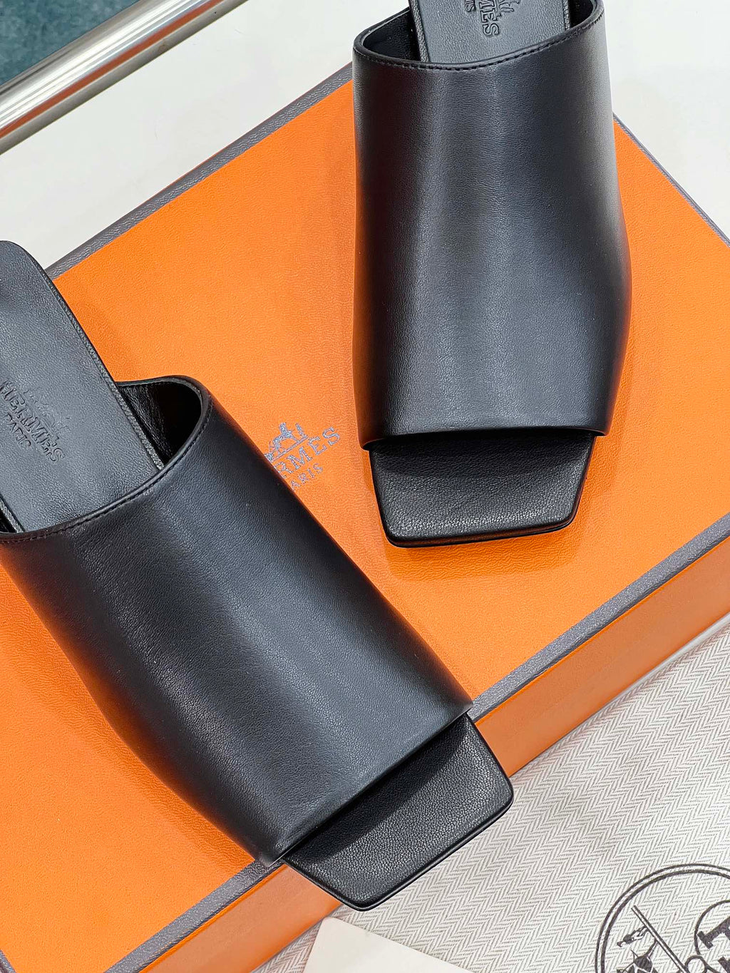 HERMES IDOLE SANDAL IN BLACK CALFSKIN