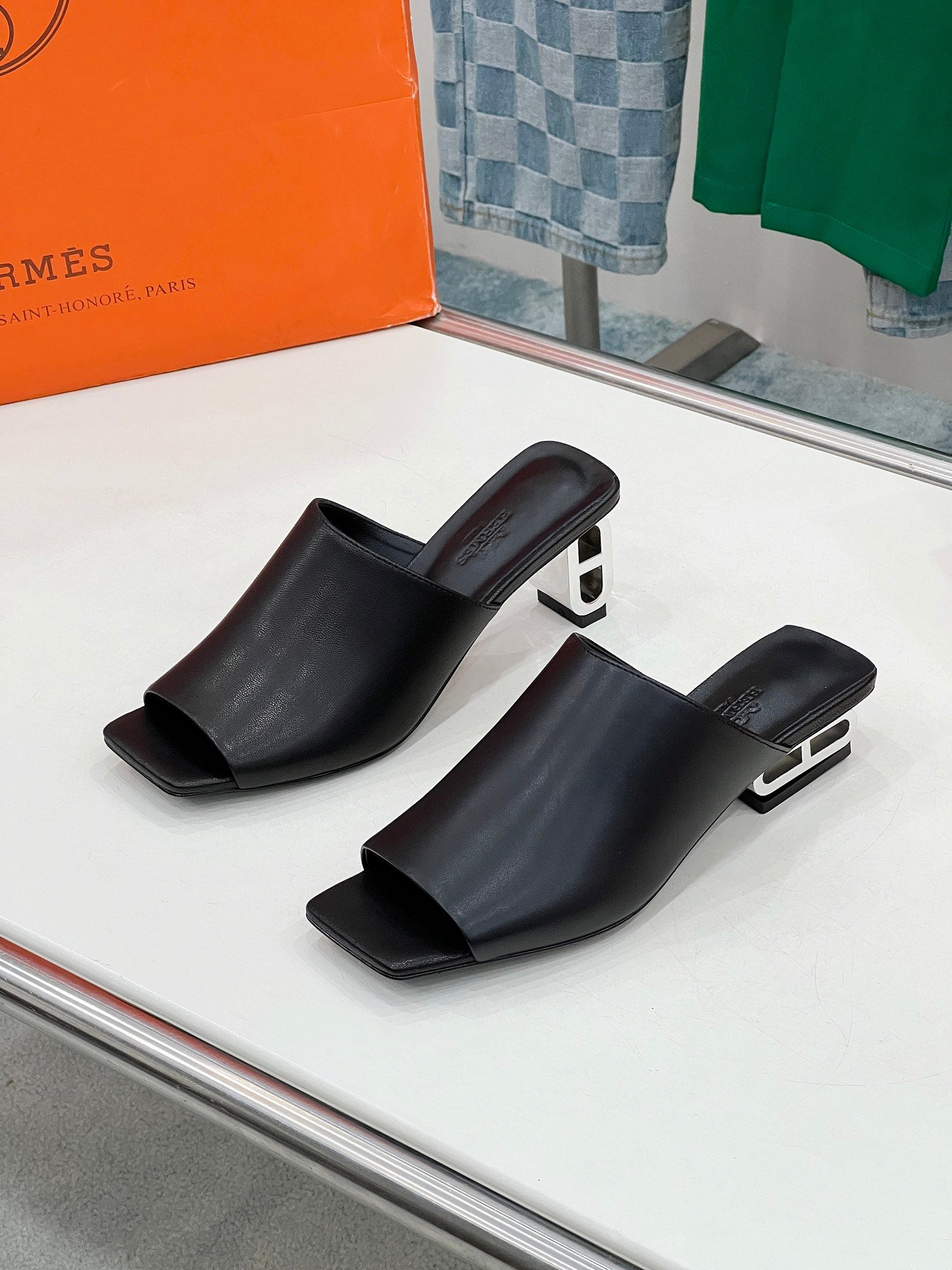 HERMES IDOLE SANDAL IN BLACK CALFSKIN