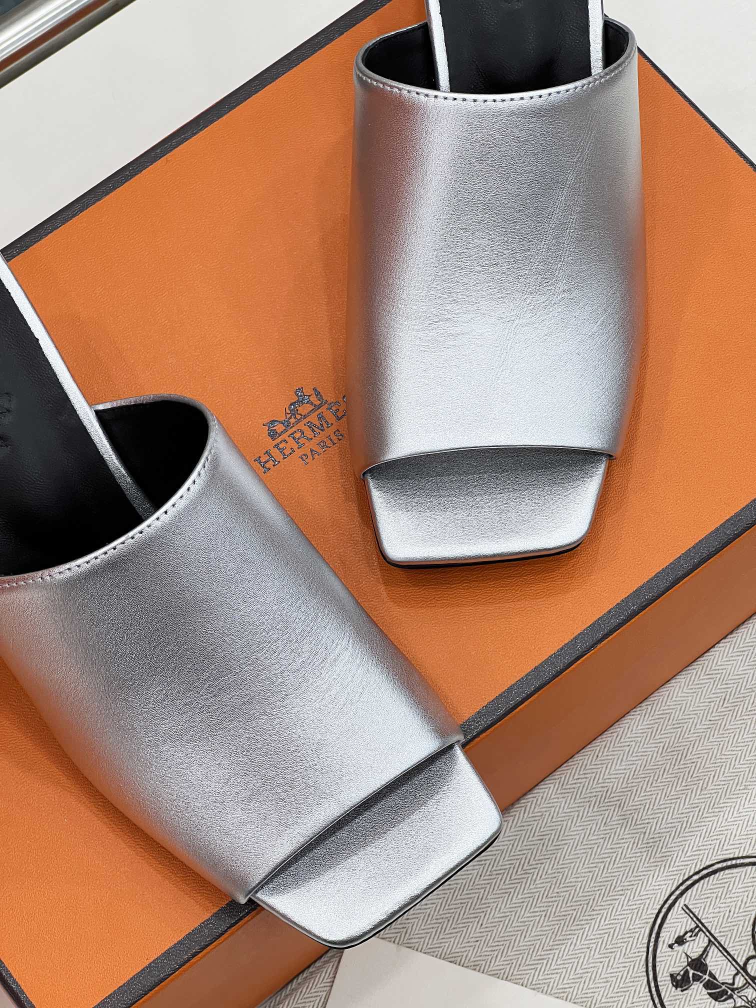HERMES ICONIQUE 60 SANDAL IN SILVER CALFSKIN