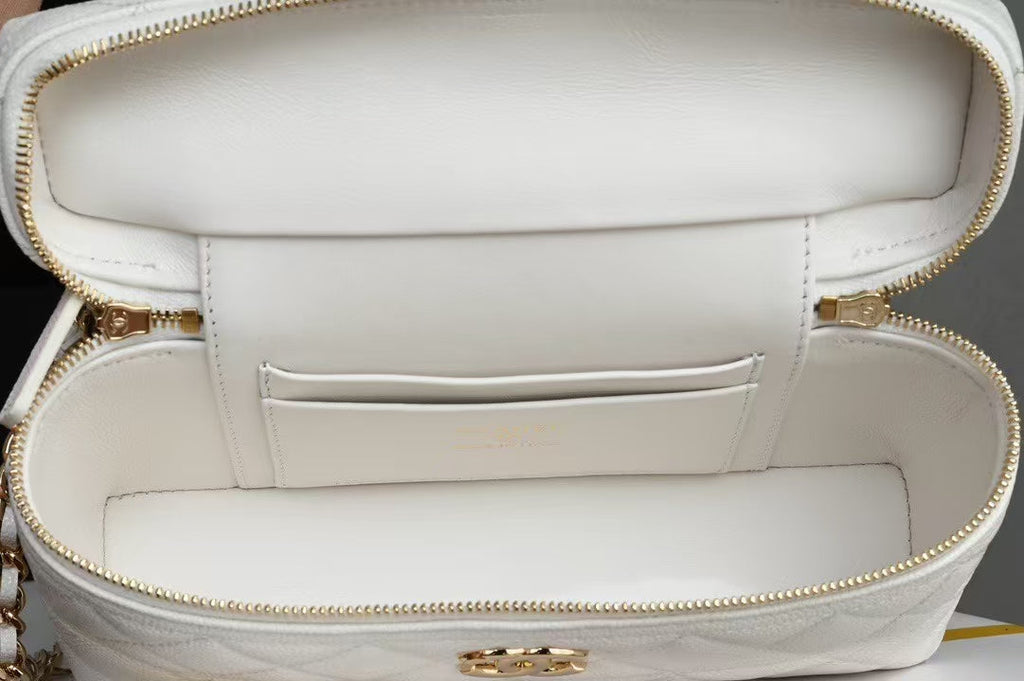 CHANEL COSMETIC BAG 19 IN WHITE GRAINED CALFSKIN GOLD HARDWARE