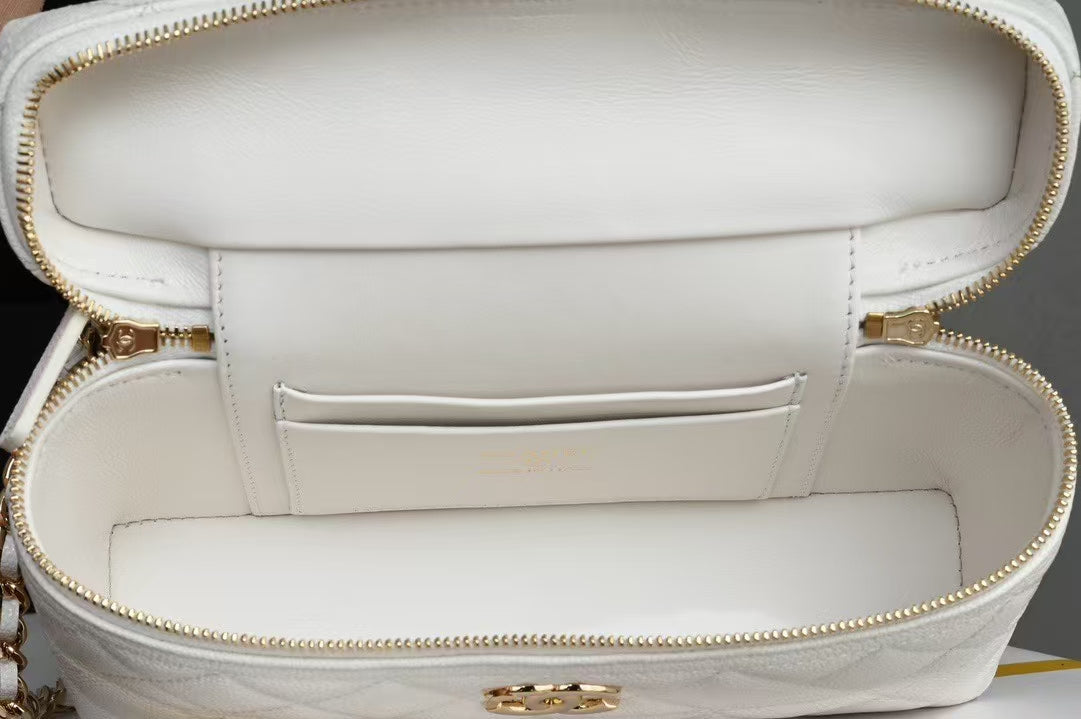 CHANEL COSMETIC BAG 19 IN WHITE GRAINED CALFSKIN GOLD HARDWARE