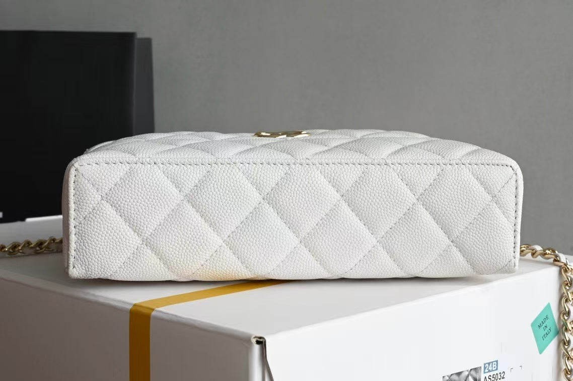 CHANEL COSMETIC BAG 19 IN WHITE GRAINED CALFSKIN GOLD HARDWARE