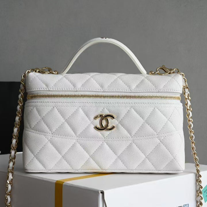 CHANEL COSMETIC BAG 19 IN WHITE GRAINED CALFSKIN GOLD HARDWARE