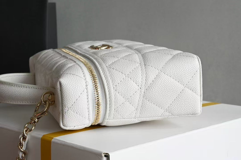 CHANEL COSMETIC BAG 19 IN WHITE GRAINED CALFSKIN GOLD HARDWARE
