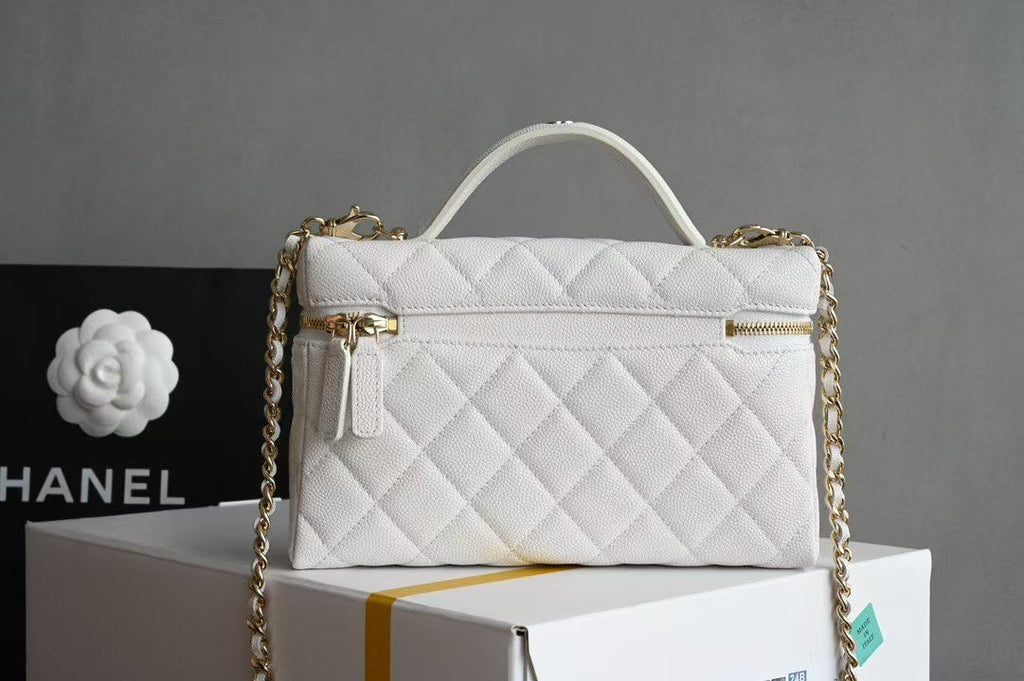 CHANEL COSMETIC BAG 19 IN WHITE GRAINED CALFSKIN GOLD HARDWARE