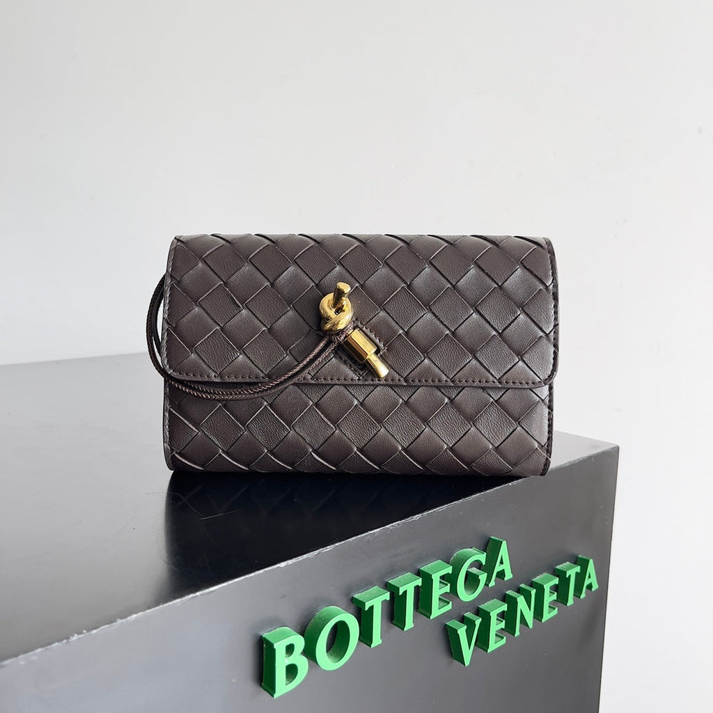 BOTTEGA VENETA ANDIAMO BAG 19 IN FONDANT CALFSKIN