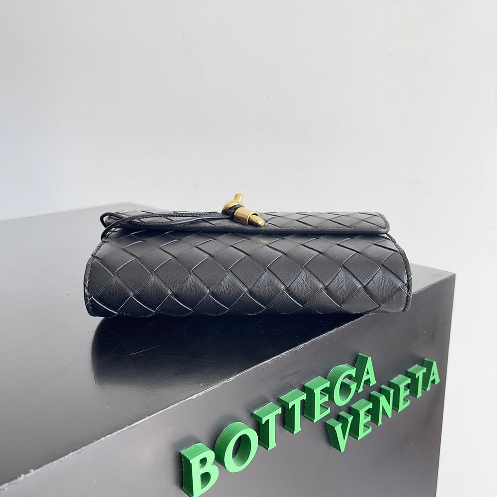 BOTTEGA VENETA ANDIAMO BAG 19 IN BLACK CALFSKIN