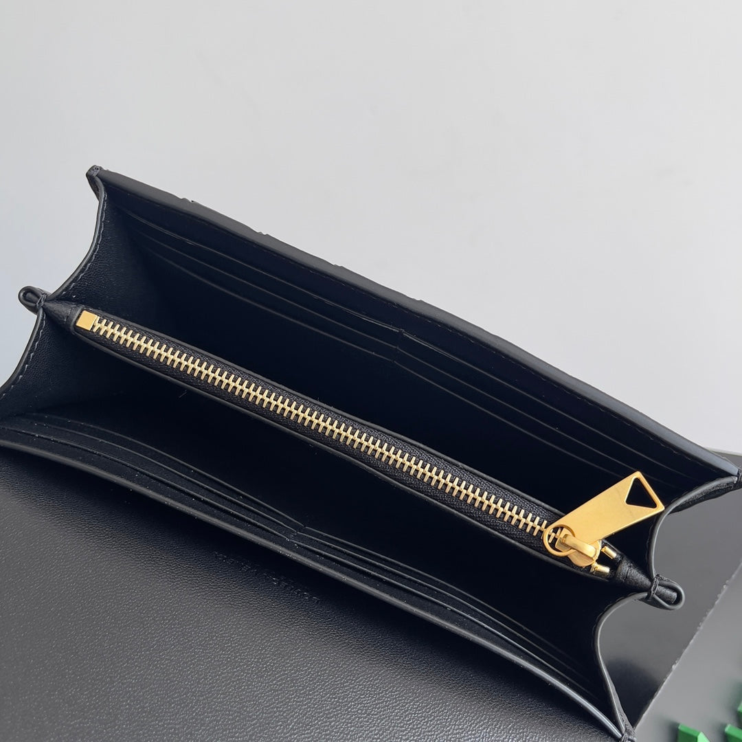 BOTTEGA VENETA ANDIAMO BAG 19 IN BLACK CALFSKIN