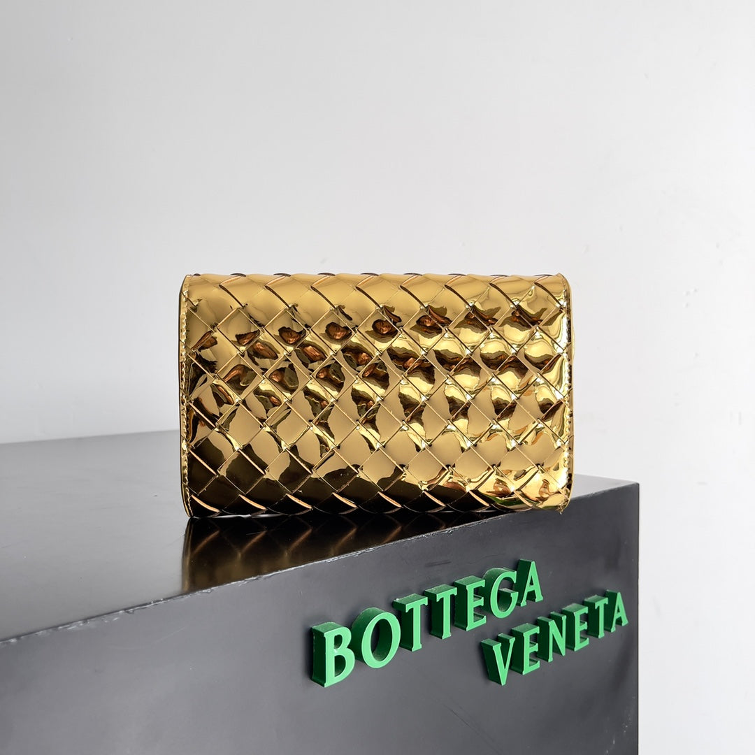 BOTTEGA VENETA ANDIAMO BAG 19 IN GOLDEN CALFSKIN