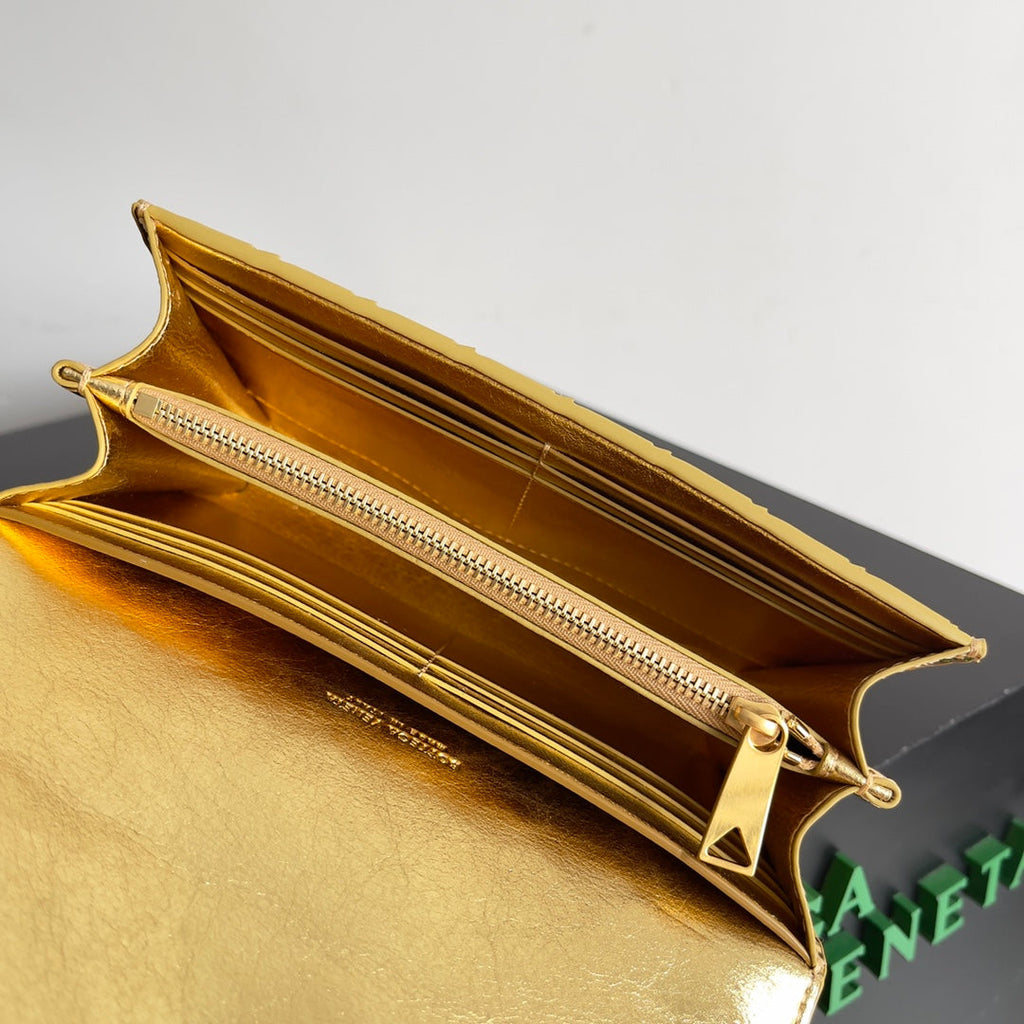 BOTTEGA VENETA ANDIAMO BAG 19 IN GOLDEN CALFSKIN