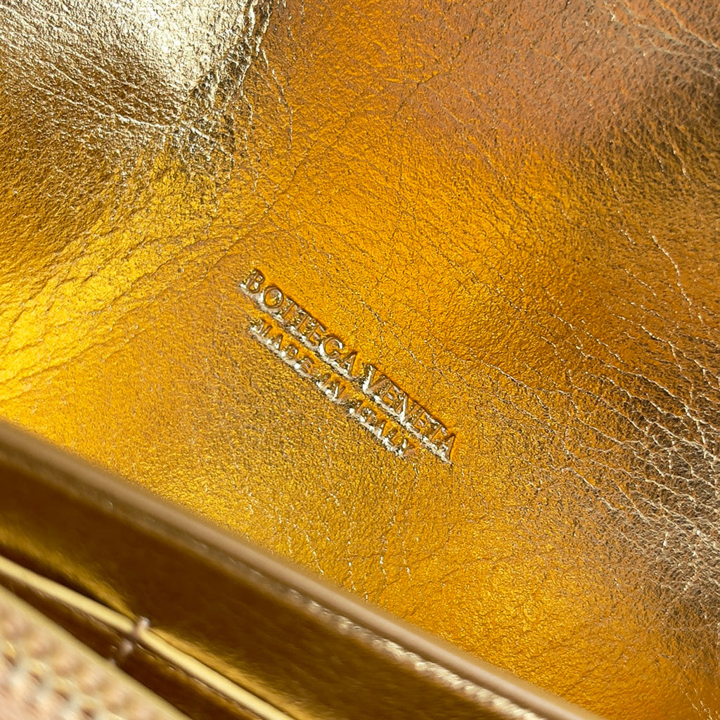 BOTTEGA VENETA ANDIAMO BAG 19 IN GOLDEN CALFSKIN