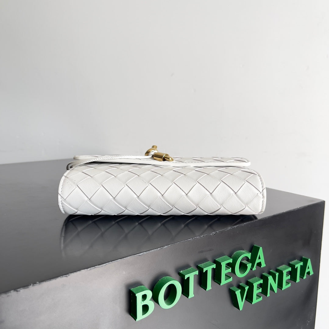 BOTTEGA VENETA ANDIAMO BAG 19 IN WHITE CALFSKIN