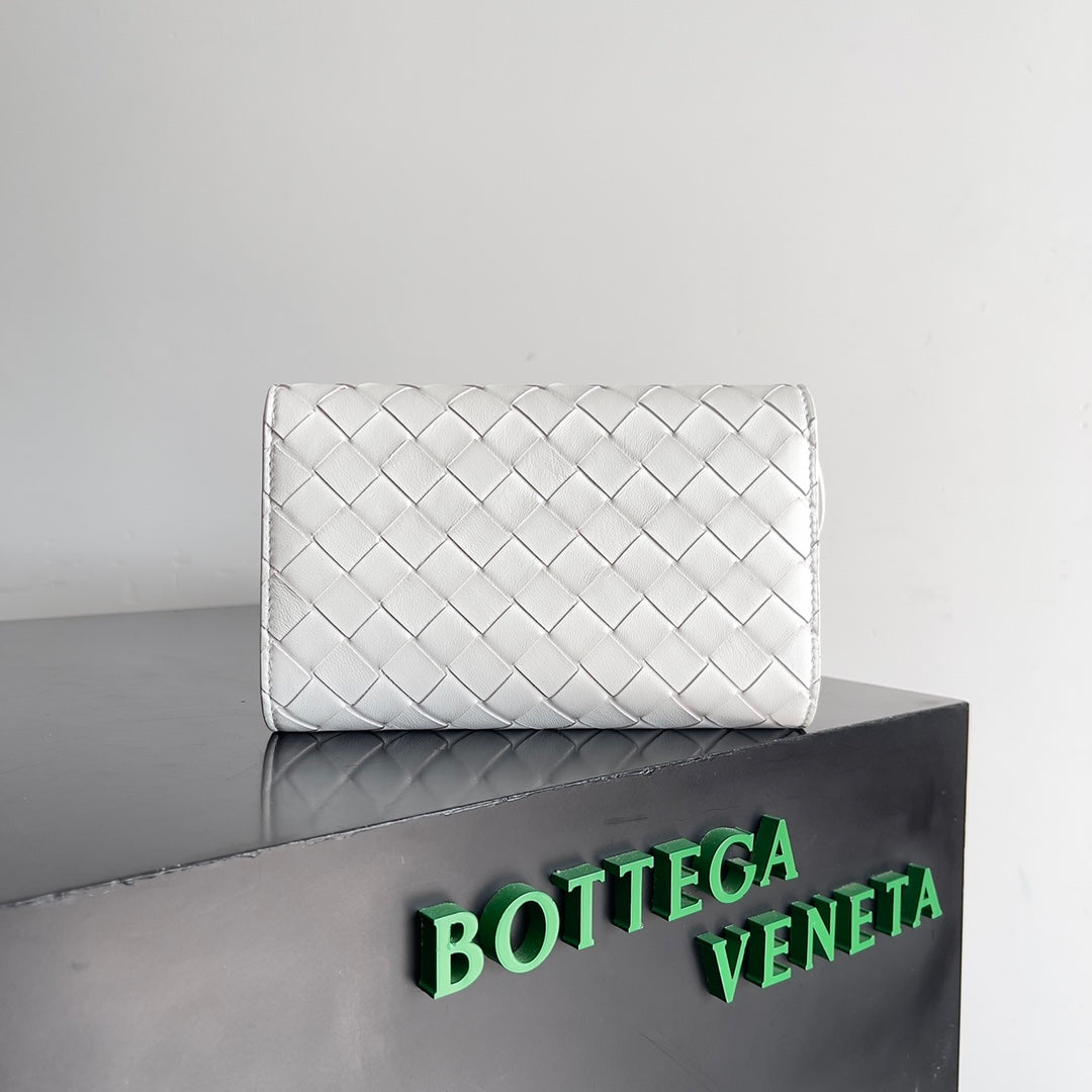 BOTTEGA VENETA ANDIAMO BAG 19 IN WHITE CALFSKIN