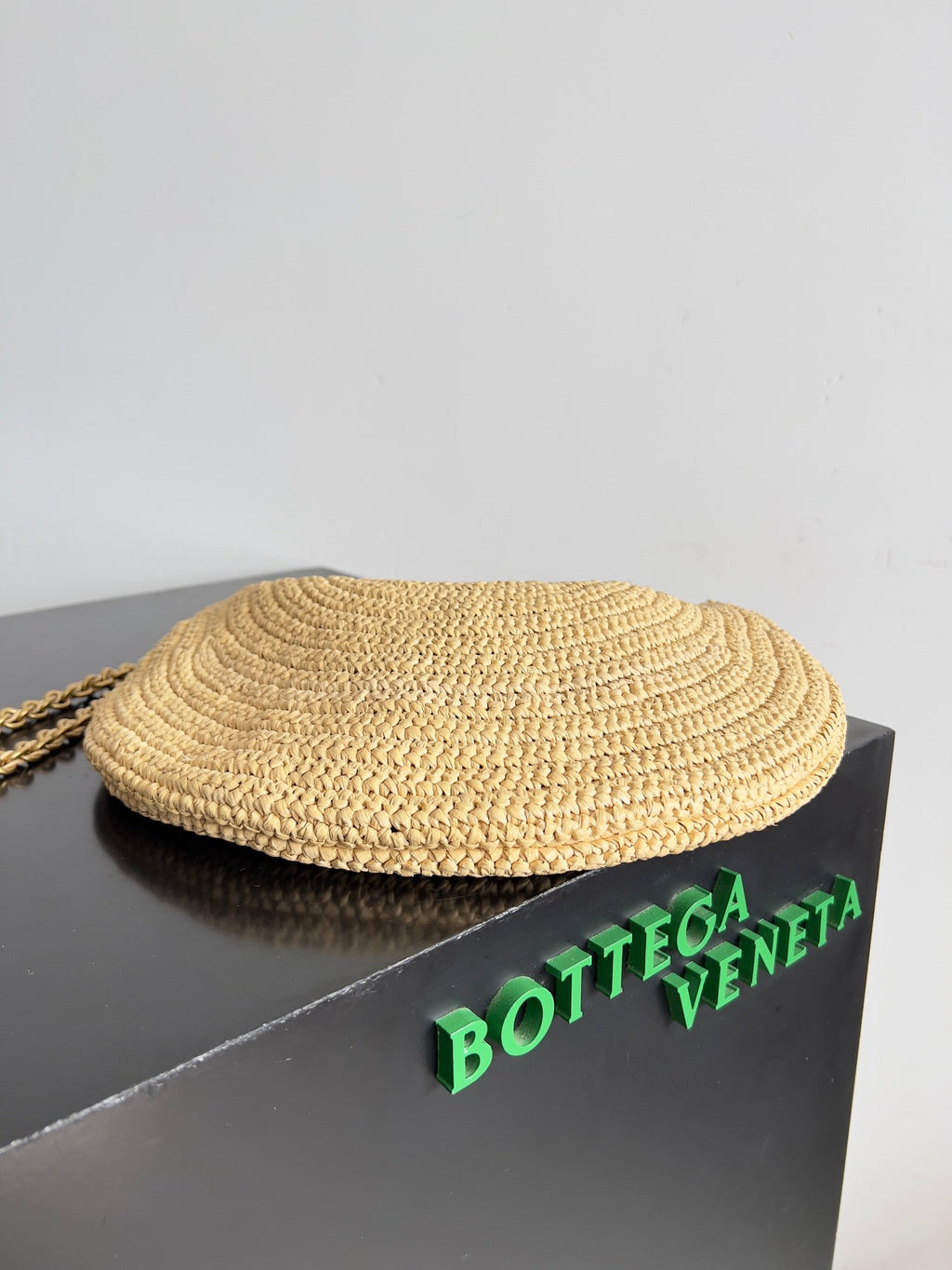 BOTTEGA VENETA SARDINE CHAIN 33 IN NATURAL RAFFIA