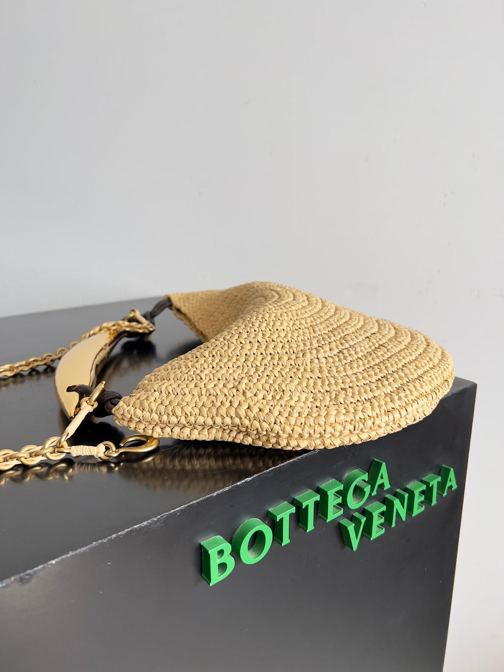 BOTTEGA VENETA SARDINE CHAIN 33 IN NATURAL RAFFIA
