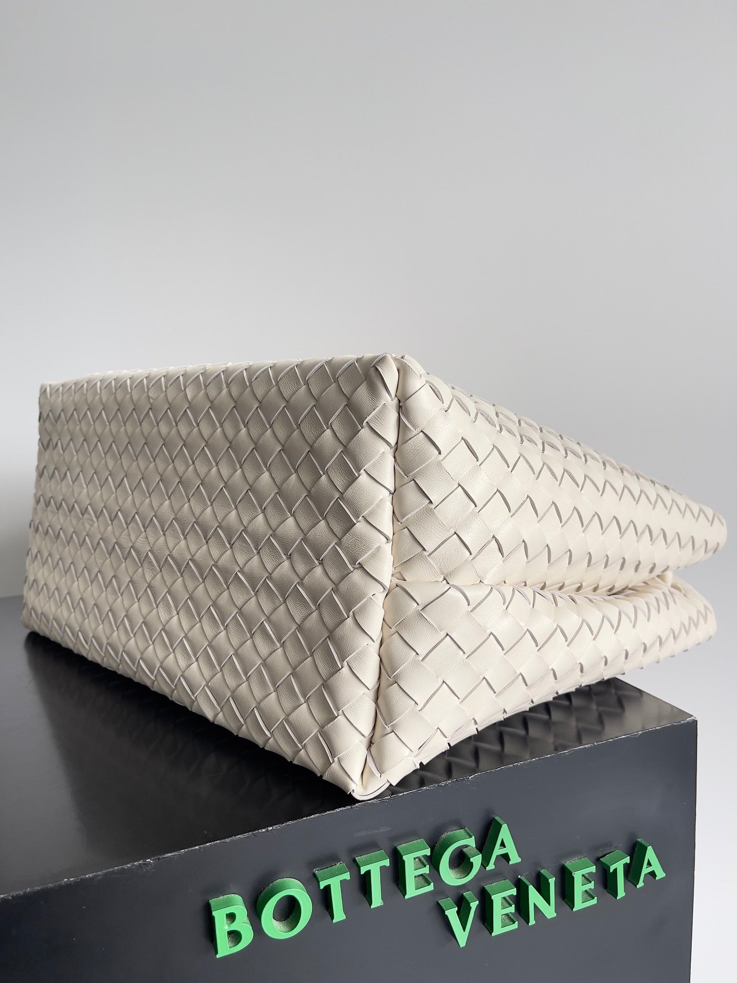BOTTEGA VENETA LARGE HANDLE BAG ANDIAMO 45 IN OFF WHITE LAMBSKIN