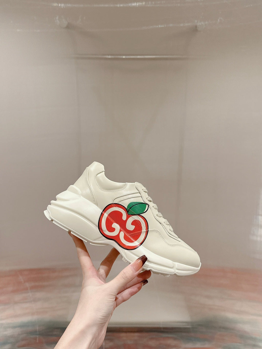 GUCCI RHYTON TRAINER WHITE CALFSKIN WITH APPLE MOTIF