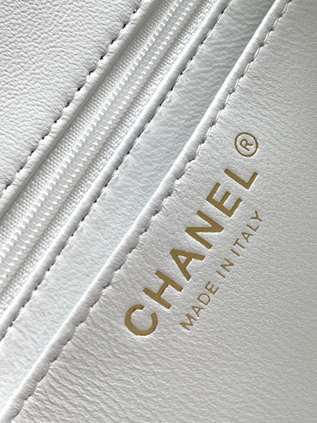 CHANEL MEDIUM 20 FLAP BAG IN WHITE WOOL TWEED