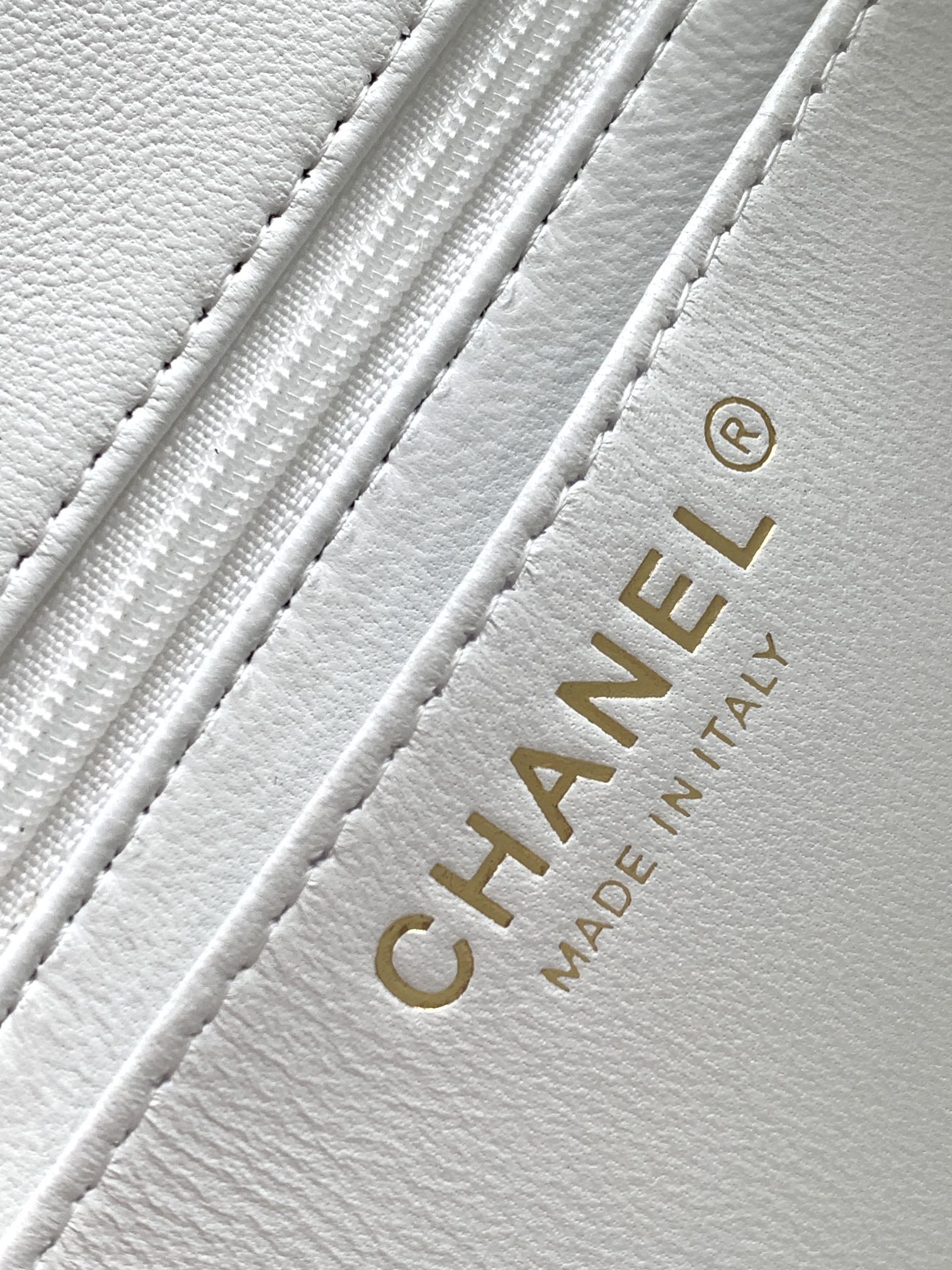 CHANEL MEDIUM 20 FLAP BAG IN WHITE WOOL TWEED