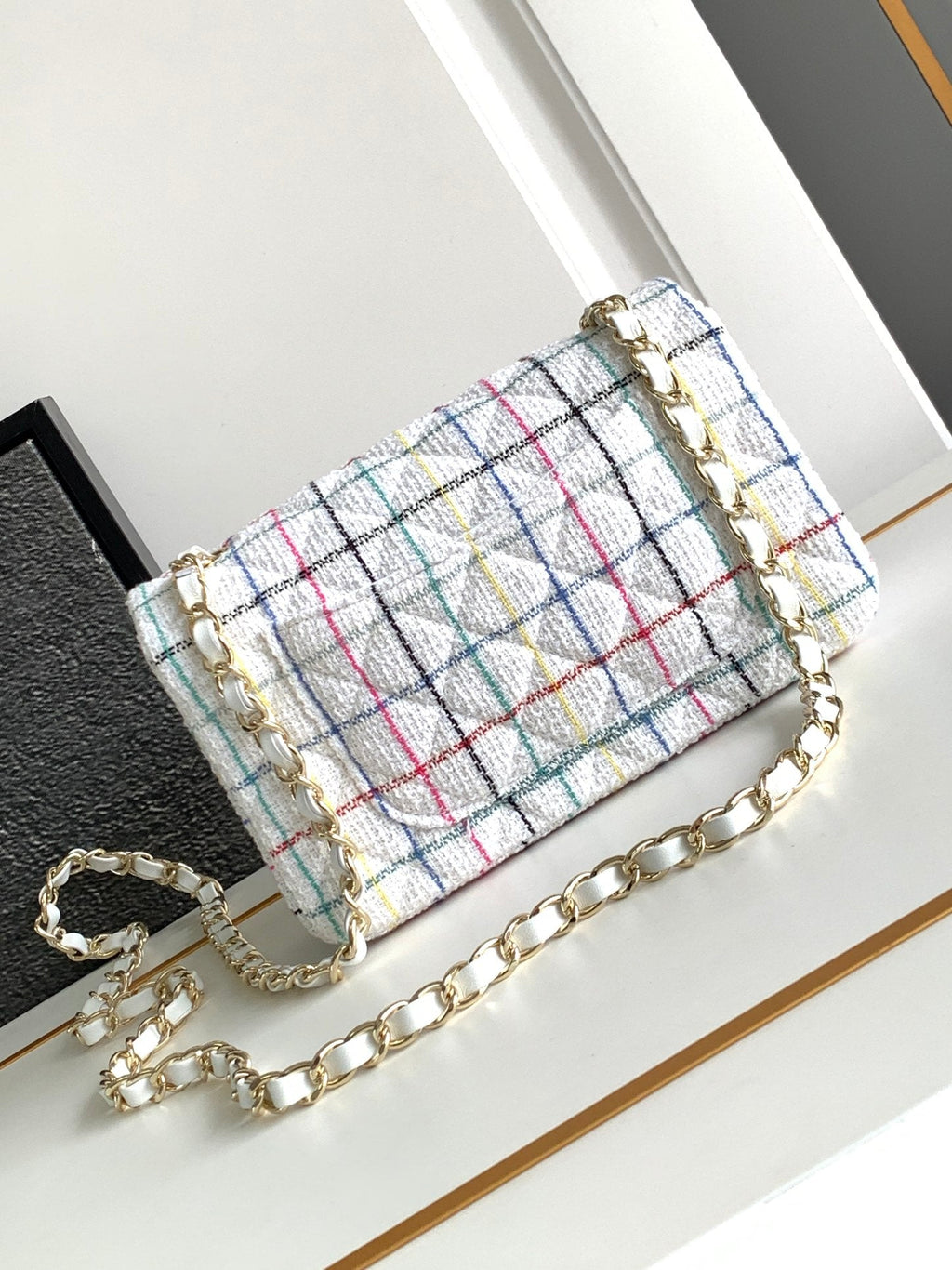CHANEL MEDIUM 20 FLAP BAG IN WHITE WOOL TWEED